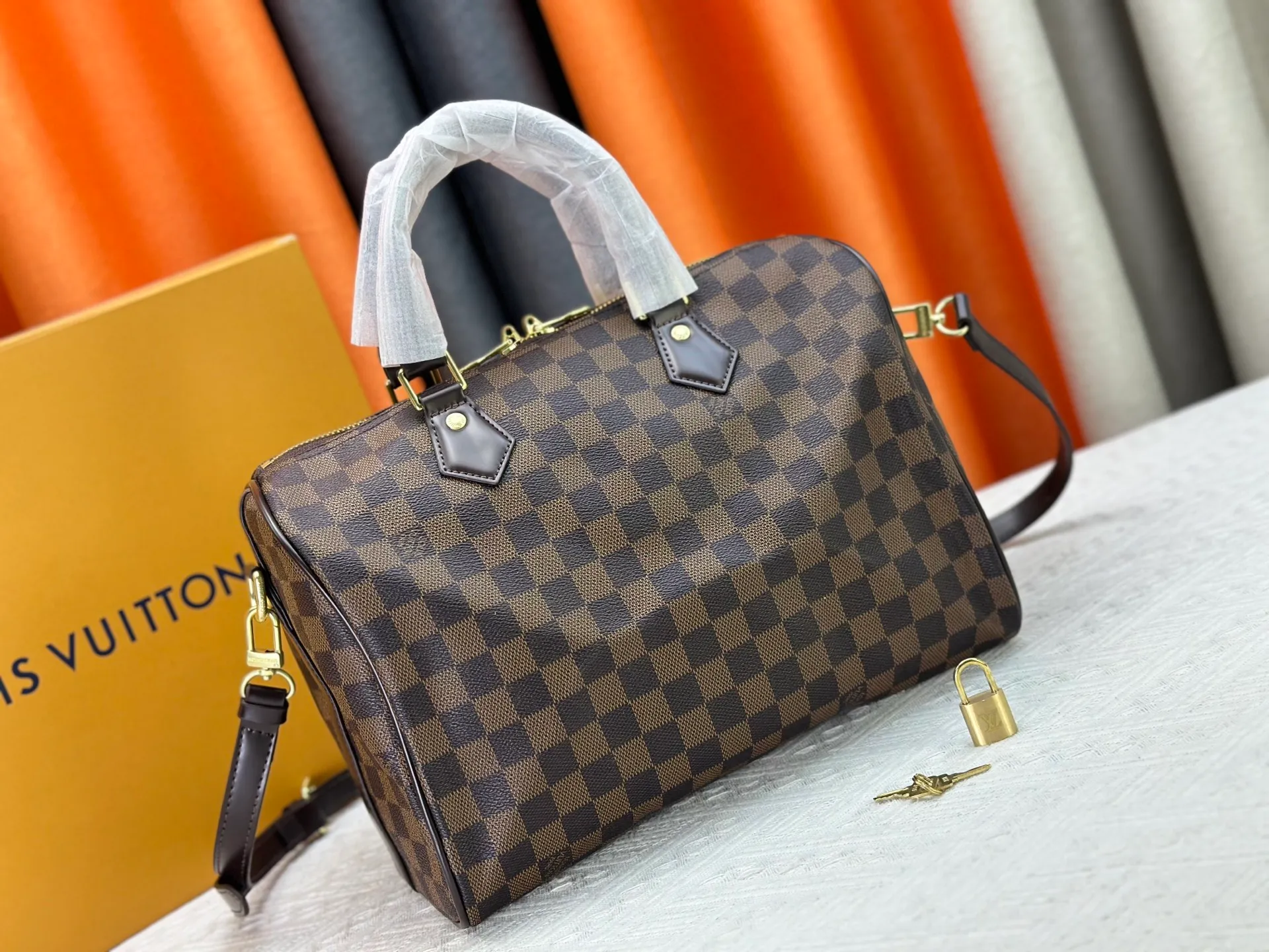 P240 P250 P260 High-definition shooting quality as shown in the picture. Good quality, full of positive reputation! Highly recommended Speedy fashion hot model, classic Monogram canvas➕imported Italian discolored yellow leather trim➕high-end original hardware➕adjustable shoulder strap lock. It feels soft, highly practical, and can be called a classic. The upper body is super elegant. Brand: LouisVuitton! Model: Small 40390/Medium 40391/Large 40392! Material: Imported original leather! Size: small size 25*19*15, medium size 30*21*17, large size 35*23*18,