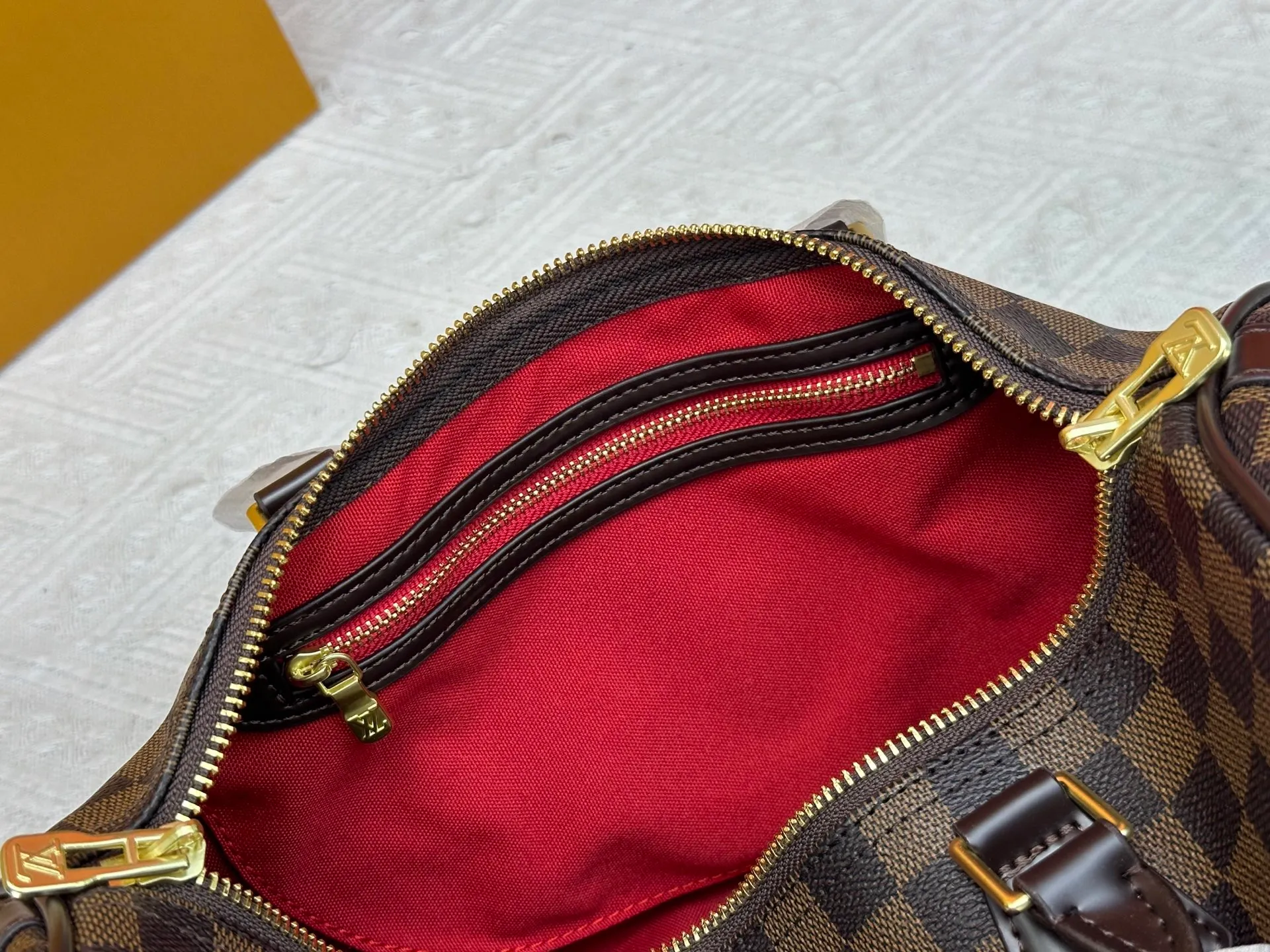 P240 P250 P260 High-definition shooting quality as shown in the picture. Good quality, full of positive reputation! Highly recommended Speedy fashion hot model, classic Monogram canvas➕imported Italian discolored yellow leather trim➕high-end original hardware➕adjustable shoulder strap lock. It feels soft, highly practical, and can be called a classic. The upper body is super elegant. Brand: LouisVuitton! Model: Small 40390/Medium 40391/Large 40392! Material: Imported original leather! Size: small size 25*19*15, medium size 30*21*17, large size 35*23*18,