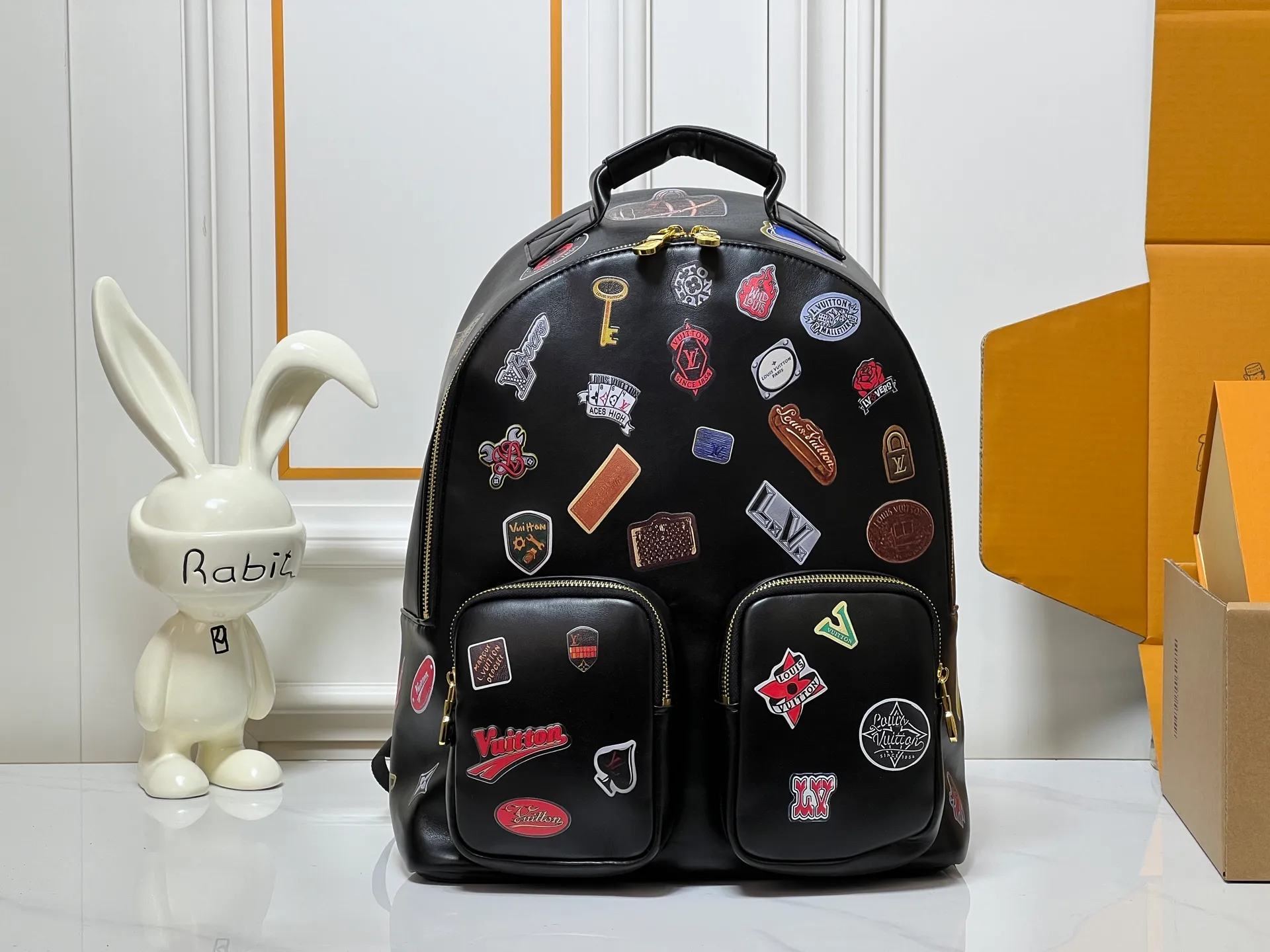 ￥340 LV Men's Discovery Black Backpack I recently picked up the Iv Men's Discovery Presbyopic Backpack, the item number is M43186. 43408. A has a large capacity and can fit a small notebook.  It is unisex and looks good on girls’ backs too.  ★A relatively low-key model, you can carry it to work, commuting and out for fun. ★Very practical. If boys don’t like carrying bags, this backpack is a very good choice.   #practicalmen’s bag recommended 30-38cm