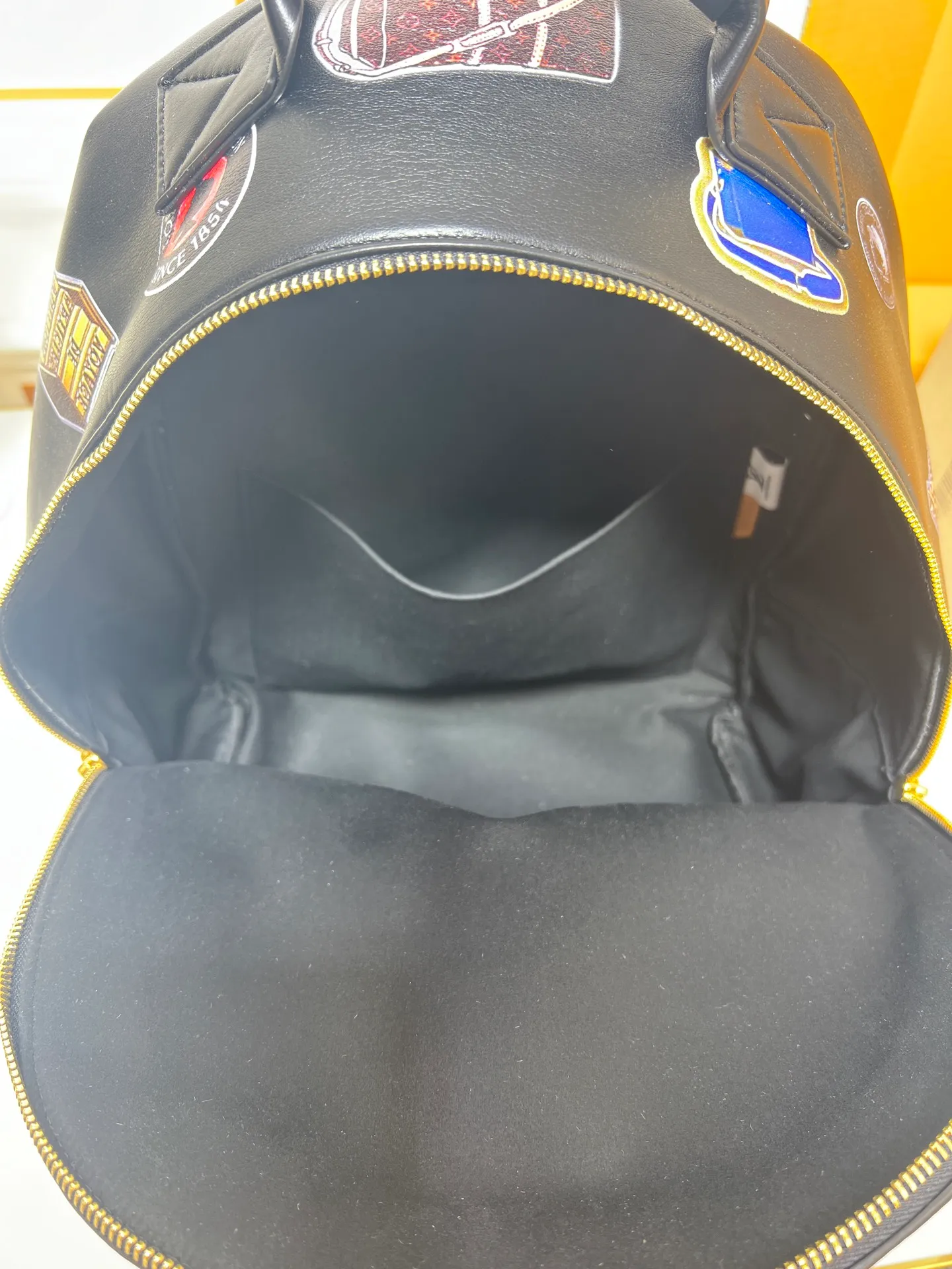 ￥340 LV Men's Discovery Black Backpack I recently picked up the Iv Men's Discovery Presbyopic Backpack, the item number is M43186. 43408. A has a large capacity and can fit a small notebook.  It is unisex and looks good on girls’ backs too.  ★A relatively low-key model, you can carry it to work, commuting and out for fun. ★Very practical. If boys don’t like carrying bags, this backpack is a very good choice.   #practicalmen’s bag recommended 30-38cm