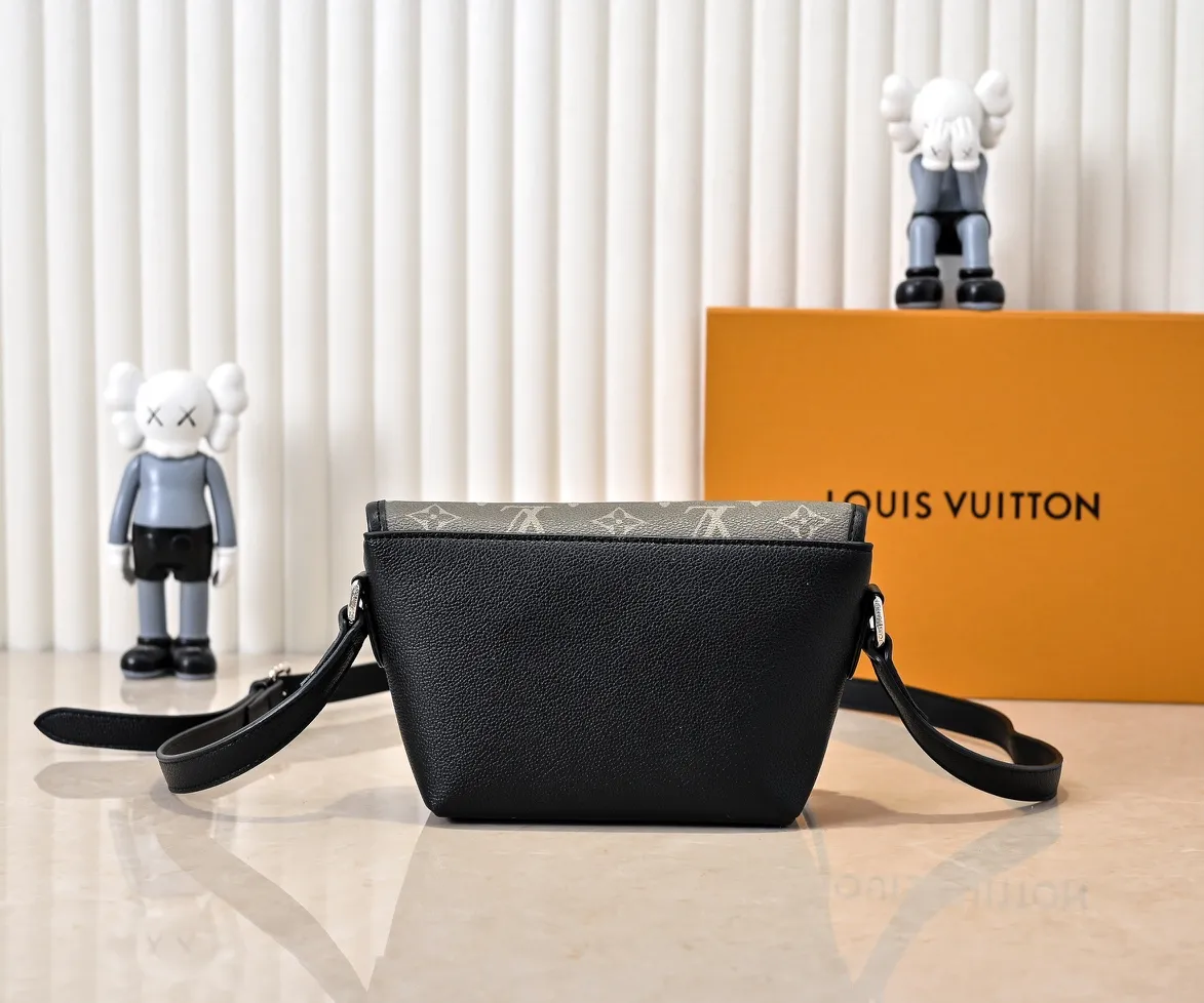 💰220💰Upgraded from the original M12681 M12806 M12636 This Pulse mini handbag is made of Monogram Eclipse coated canvas, conveying modern style with simple lines and sporty elements. Its compact construction houses the main compartment and a zipped pocket on the flap with a corded zipper pull. 16 x 5 x 22.5 cm (height x width x length)