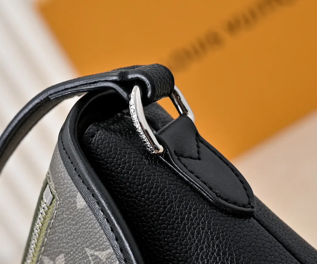 💰220💰Upgraded from the original M12681 M12806 M12636 This Pulse mini handbag is made of Monogram Eclipse coated canvas, conveying modern style with simple lines and sporty elements. Its compact construction houses the main compartment and a zipped pocket on the flap with a corded zipper pull. 16 x 5 x 22.5 cm (height x width x length)