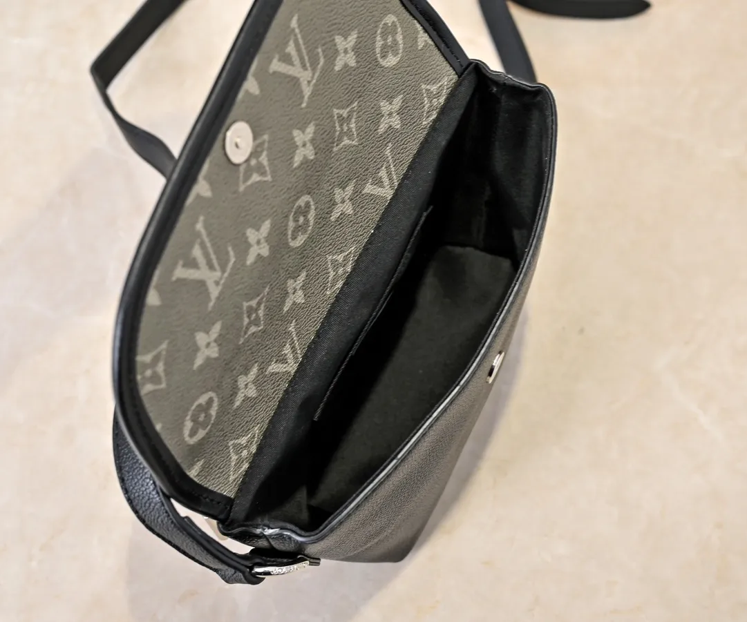 💰220💰Upgraded from the original M12681 M12806 M12636 This Pulse mini handbag is made of Monogram Eclipse coated canvas, conveying modern style with simple lines and sporty elements. Its compact construction houses the main compartment and a zipped pocket on the flap with a corded zipper pull. 16 x 5 x 22.5 cm (height x width x length)