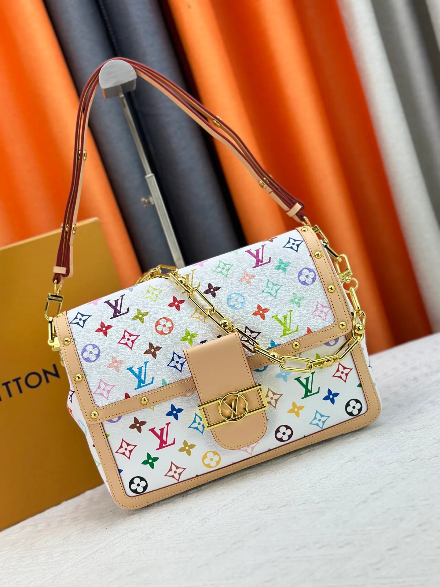 P340 [M13255 white color] M47149 This Dauphine Soft GM handbag is designed with timeless Louis Vuitton elements and made of soft coated canvas, showing casual daily style. The handbag is embellished with the rainbow-toned Monogram pattern reinterpreted by the world-renowned Japanese artist Takashi Murakami, which is full of playfulness. It is trimmed with natural cowhide to outline the iconic bag, and is equipped with a golden LV lock on the front, adding to the brand's unique atmosphere. The interior of the bag is equipped with a zippered pocket, making it extremely practical. 28 x 20 x 11 cm (length x height x width) S850