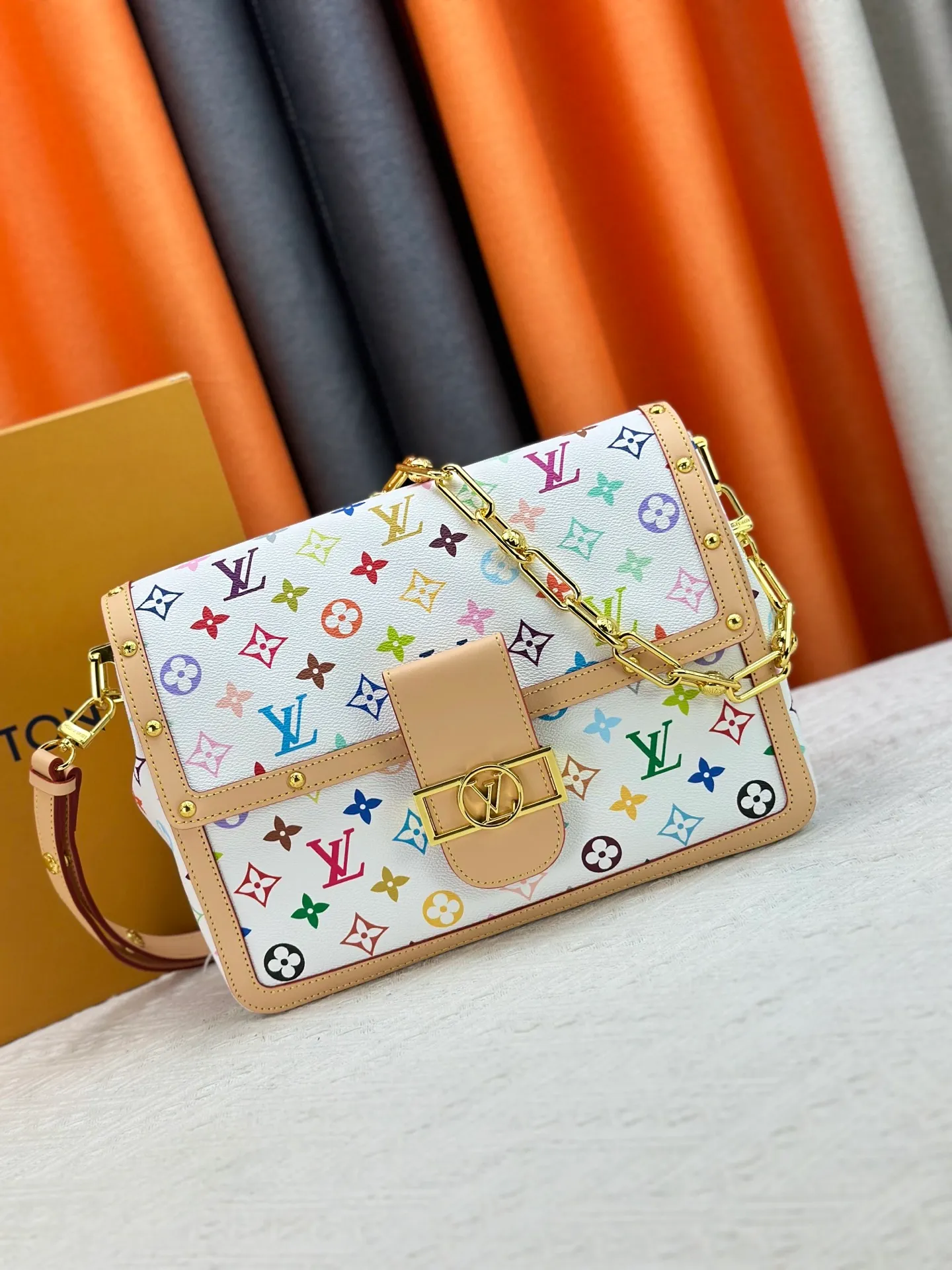 P340 [M13255 white color] M47149 This Dauphine Soft GM handbag is designed with timeless Louis Vuitton elements and made of soft coated canvas, showing casual daily style. The handbag is embellished with the rainbow-toned Monogram pattern reinterpreted by the world-renowned Japanese artist Takashi Murakami, which is full of playfulness. It is trimmed with natural cowhide to outline the iconic bag, and is equipped with a golden LV lock on the front, adding to the brand's unique atmosphere. The interior of the bag is equipped with a zippered pocket, making it extremely practical. 28 x 20 x 11 cm (length x height x width) S850