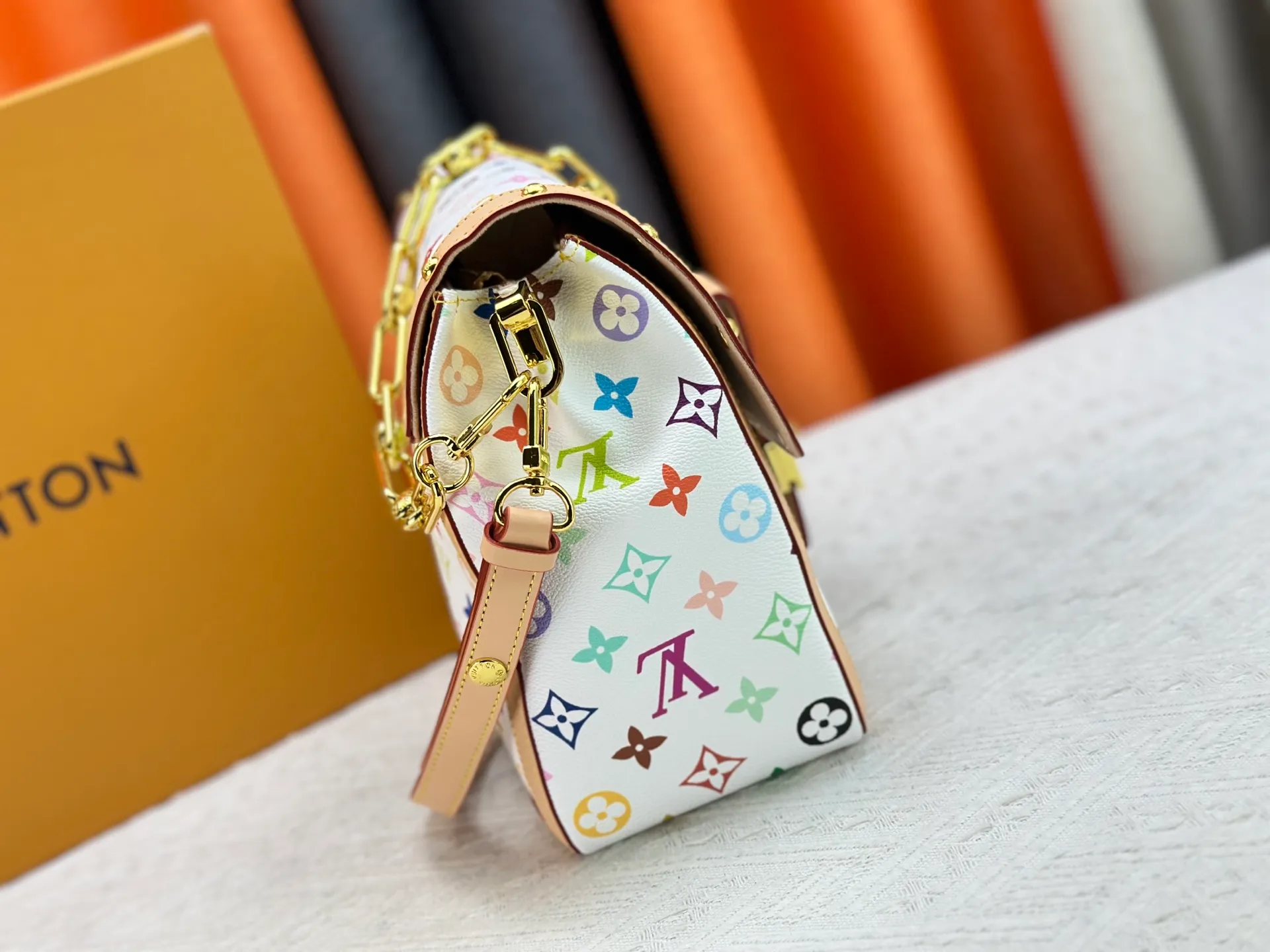 P340 [M13255 white color] M47149 This Dauphine Soft GM handbag is designed with timeless Louis Vuitton elements and made of soft coated canvas, showing casual daily style. The handbag is embellished with the rainbow-toned Monogram pattern reinterpreted by the world-renowned Japanese artist Takashi Murakami, which is full of playfulness. It is trimmed with natural cowhide to outline the iconic bag, and is equipped with a golden LV lock on the front, adding to the brand's unique atmosphere. The interior of the bag is equipped with a zippered pocket, making it extremely practical. 28 x 20 x 11 cm (length x height x width) S850