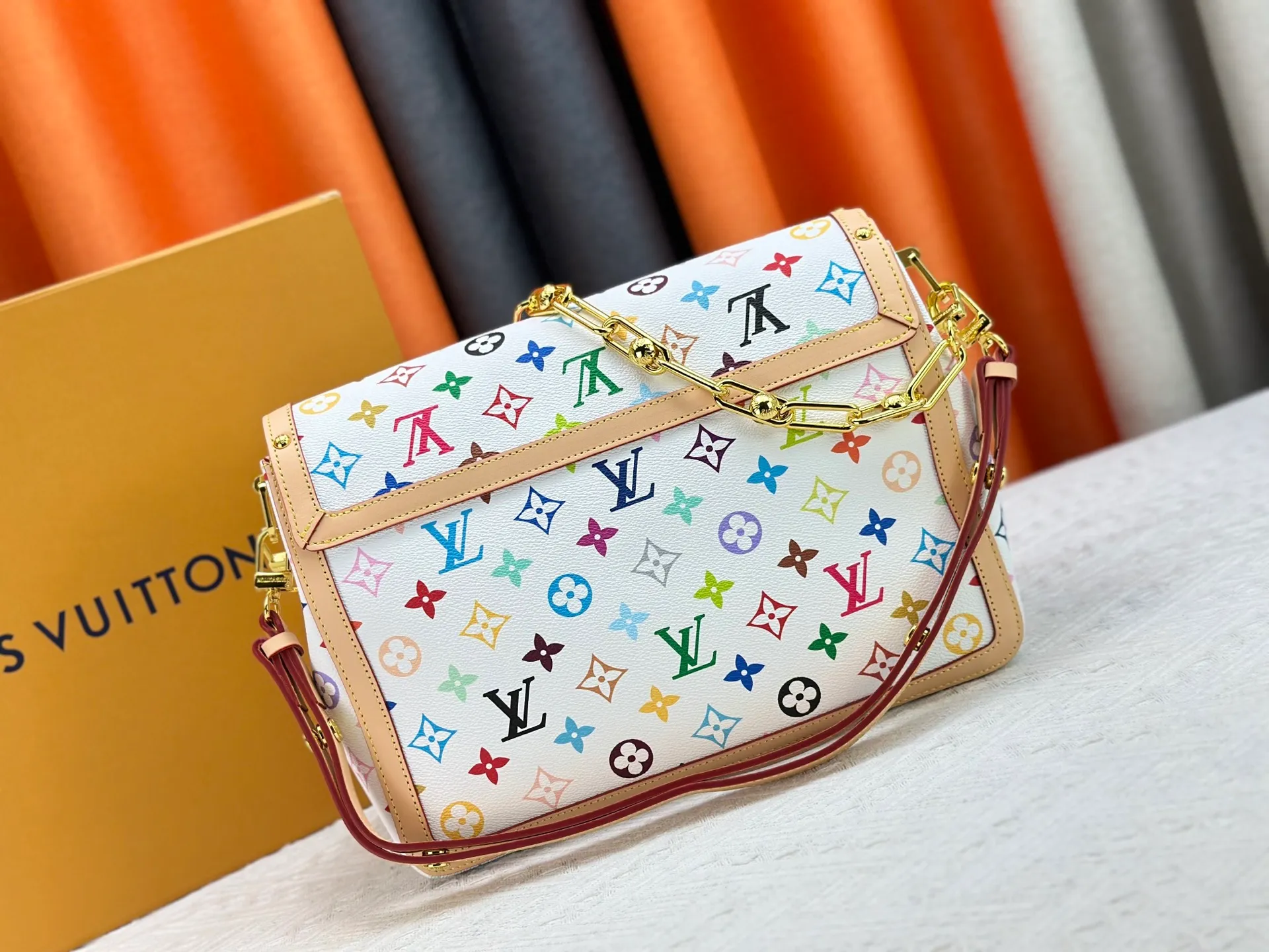 P340 [M13255 white color] M47149 This Dauphine Soft GM handbag is designed with timeless Louis Vuitton elements and made of soft coated canvas, showing casual daily style. The handbag is embellished with the rainbow-toned Monogram pattern reinterpreted by the world-renowned Japanese artist Takashi Murakami, which is full of playfulness. It is trimmed with natural cowhide to outline the iconic bag, and is equipped with a golden LV lock on the front, adding to the brand's unique atmosphere. The interior of the bag is equipped with a zippered pocket, making it extremely practical. 28 x 20 x 11 cm (length x height x width) S850
