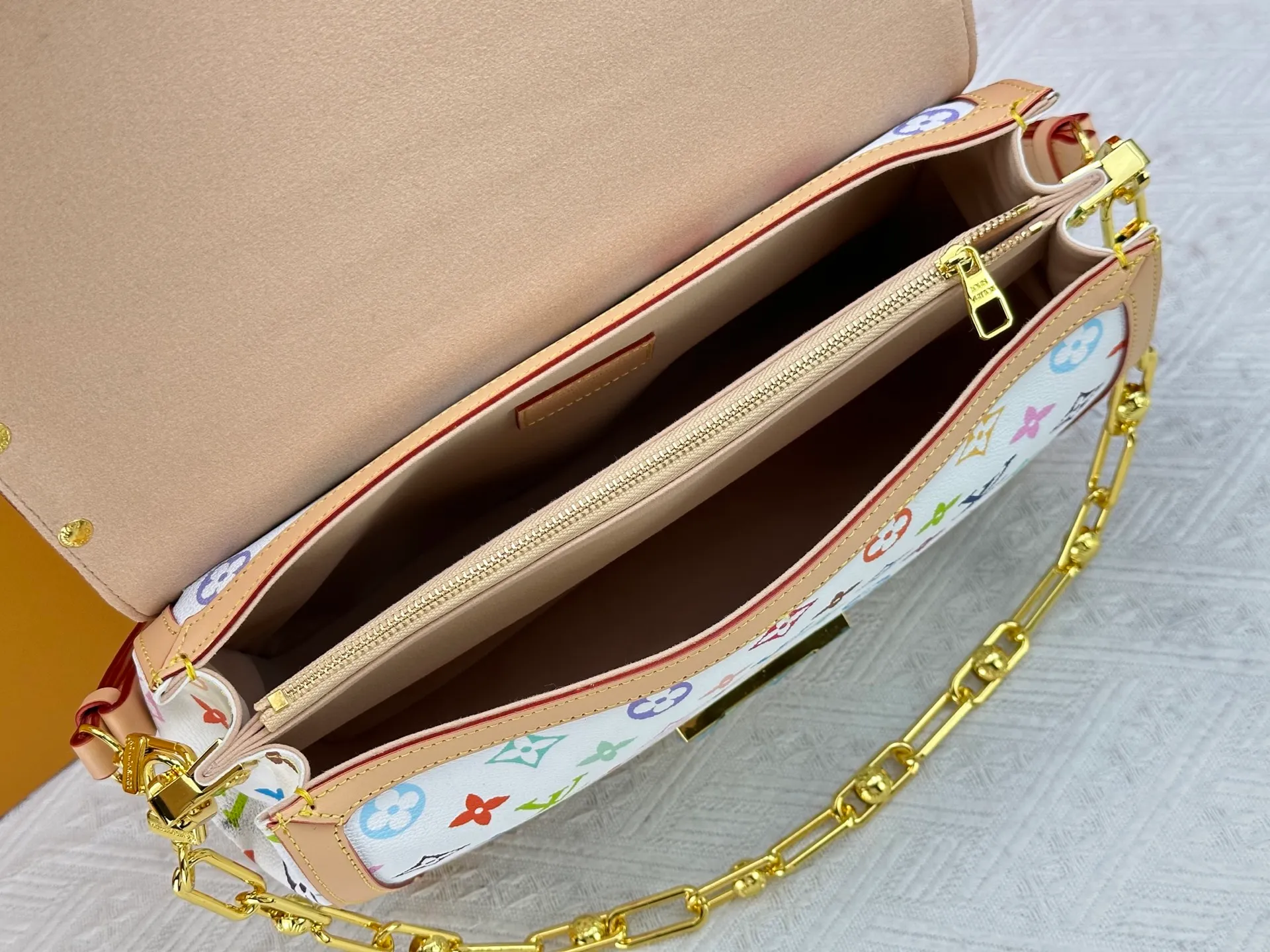 P340 [M13255 white color] M47149 This Dauphine Soft GM handbag is designed with timeless Louis Vuitton elements and made of soft coated canvas, showing casual daily style. The handbag is embellished with the rainbow-toned Monogram pattern reinterpreted by the world-renowned Japanese artist Takashi Murakami, which is full of playfulness. It is trimmed with natural cowhide to outline the iconic bag, and is equipped with a golden LV lock on the front, adding to the brand's unique atmosphere. The interior of the bag is equipped with a zippered pocket, making it extremely practical. 28 x 20 x 11 cm (length x height x width) S850