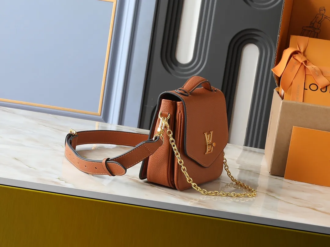 💰260💰Upgraded from the original M22952 M22792 M22735. This Oxford handbag is made of soft grain leather and uses dazzling metal parts to highlight the brand style. The detachable chain and adjustable leather strap allow for a variety of carrying options, adding a dynamic feel to everyday life and day and night occasions. Dimensions: 22.0 x 16.0 x 9.5 cm (length x height x width)