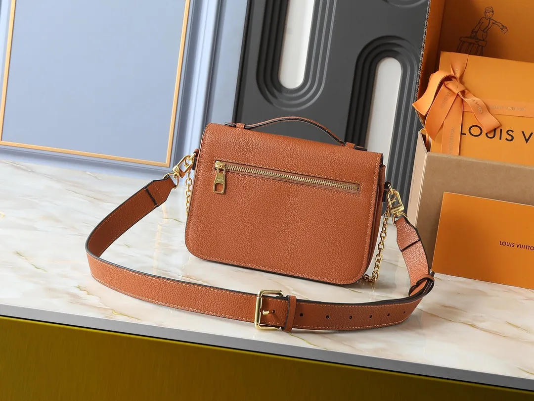 💰260💰Upgraded from the original M22952 M22792 M22735. This Oxford handbag is made of soft grain leather and uses dazzling metal parts to highlight the brand style. The detachable chain and adjustable leather strap allow for a variety of carrying options, adding a dynamic feel to everyday life and day and night occasions. Dimensions: 22.0 x 16.0 x 9.5 cm (length x height x width)