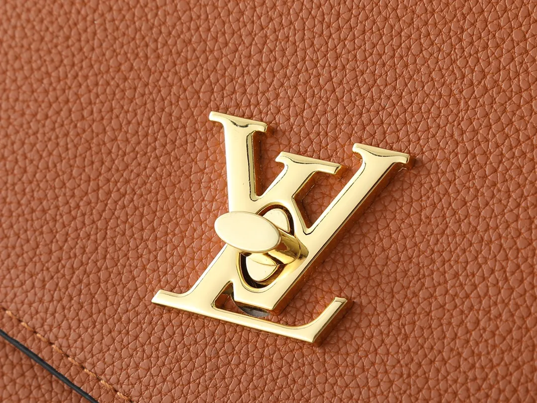 💰260💰Upgraded from the original M22952 M22792 M22735. This Oxford handbag is made of soft grain leather and uses dazzling metal parts to highlight the brand style. The detachable chain and adjustable leather strap allow for a variety of carrying options, adding a dynamic feel to everyday life and day and night occasions. Dimensions: 22.0 x 16.0 x 9.5 cm (length x height x width)