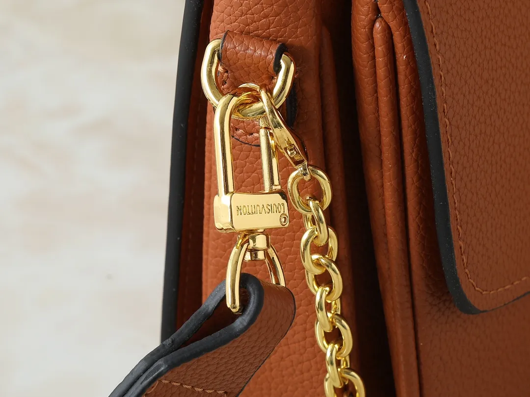 💰260💰Upgraded from the original M22952 M22792 M22735. This Oxford handbag is made of soft grain leather and uses dazzling metal parts to highlight the brand style. The detachable chain and adjustable leather strap allow for a variety of carrying options, adding a dynamic feel to everyday life and day and night occasions. Dimensions: 22.0 x 16.0 x 9.5 cm (length x height x width)