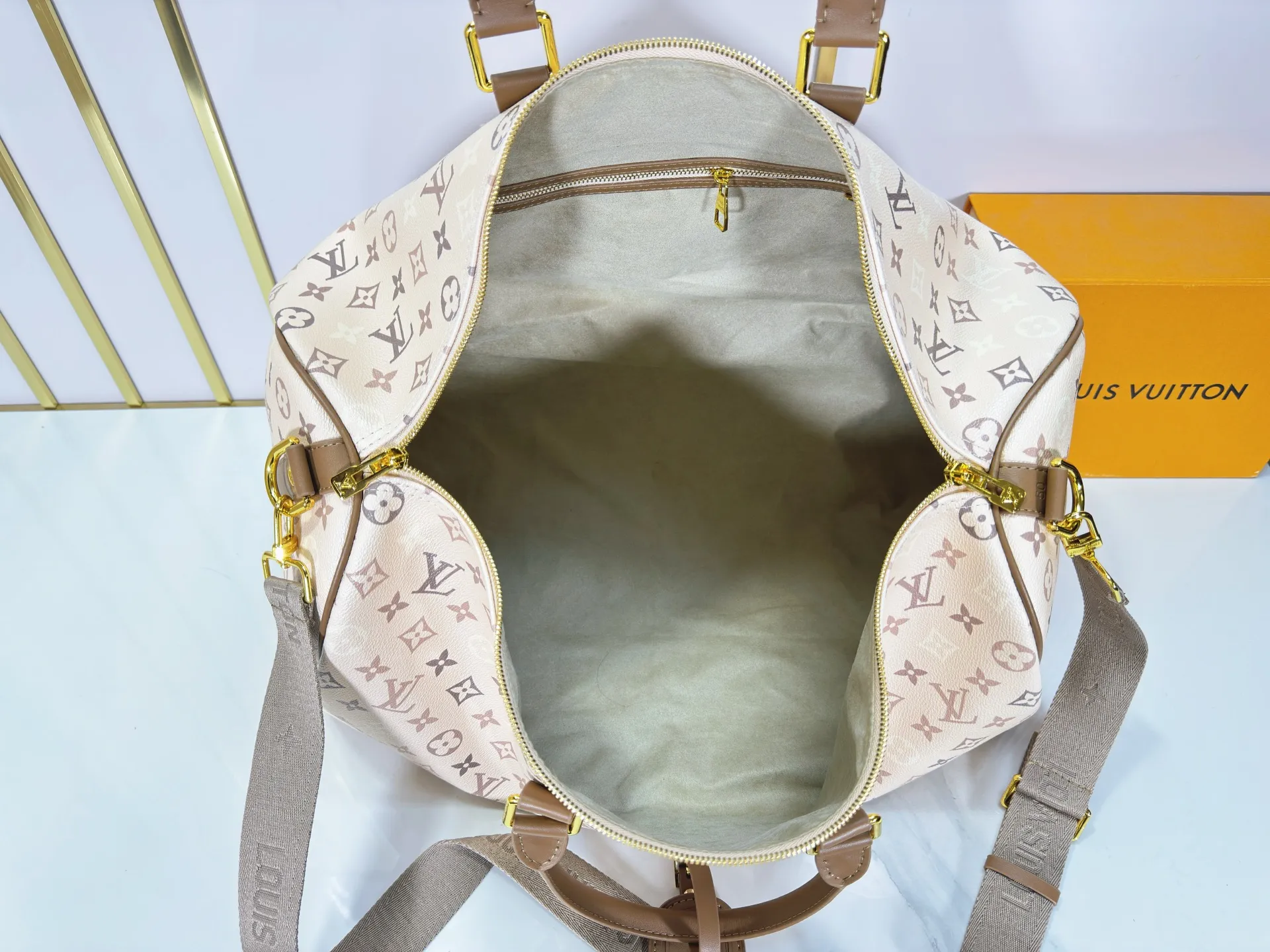 P340 upgraded original, new "Louis Vuitton" 💼 Crossbody M46863 M26959 M41416 LOUIS VUITTON keepall 50 Detachable and adjustable shoulder strap Coated canvas and cowhide leather trim Hand-held shoulder travel bag Spacious capacity and adjustable shoulder strap for work, leisure or travel High-definition hardware logo mark, inner compartment! Special lining. Smooth zipper, exquisite workmanship, every detail is in place! A must-have for men. Size: 50x29x23cm