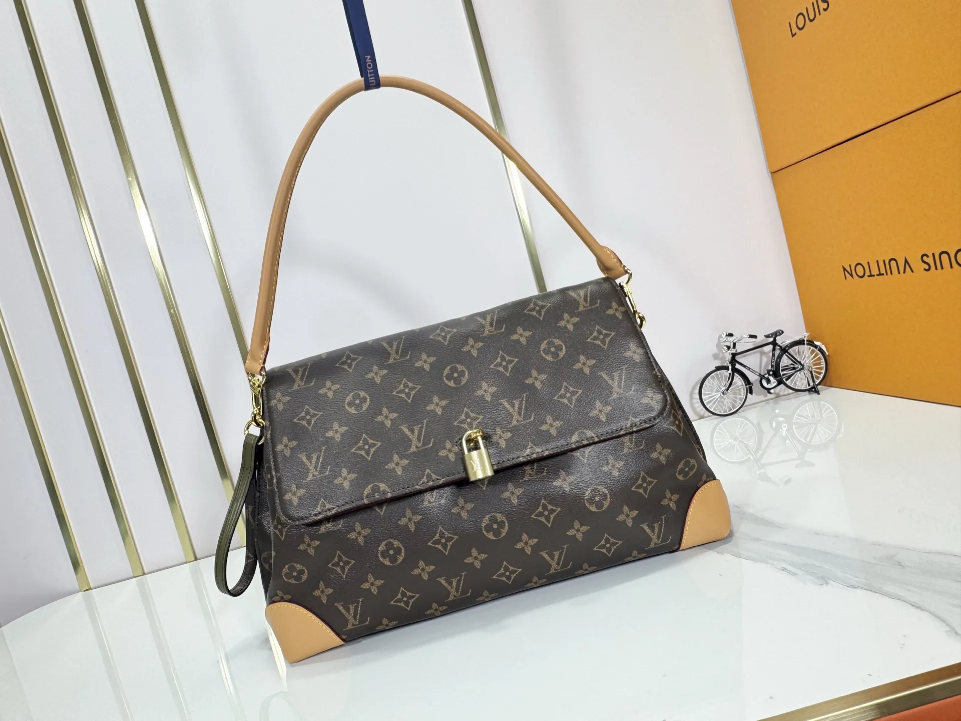 P300 Upgraded Original M14473 This Hide Away handbag is made of Monogram coated canvas, integrating clean lines with the brand's traditional elements, creating an excellent choice for both work and leisure. The metal padlock and Toron handles harken back to 1930s archival style, and a hidden interior compartment keeps valuables safe. Dimensions: 36.0 x 26.0 x 18.0 cm (length x height x width)