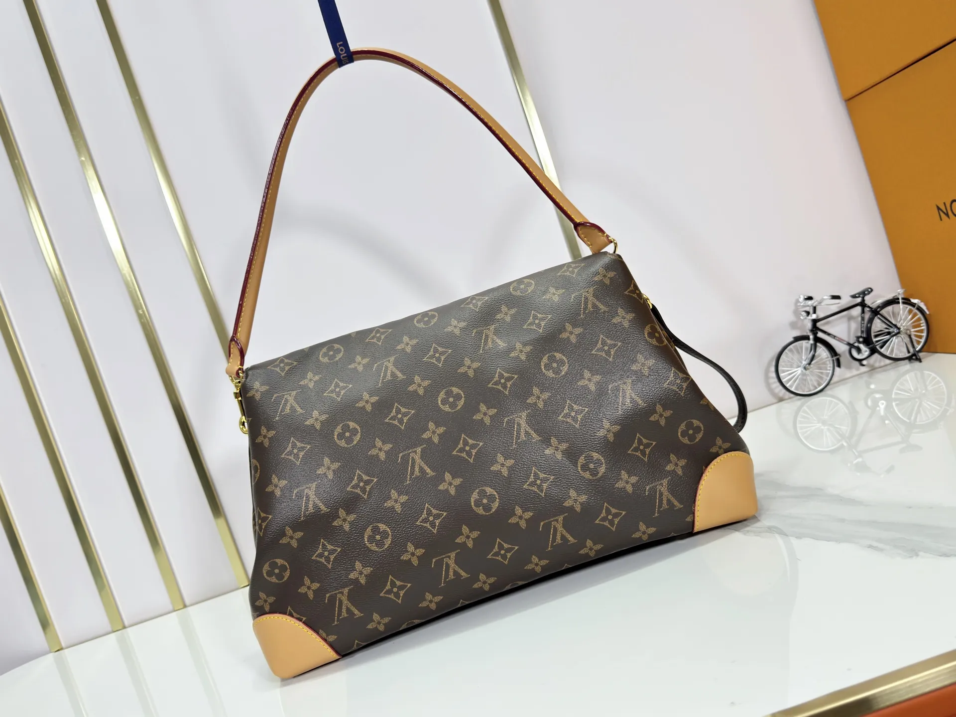 P300 Upgraded Original M14473 This Hide Away handbag is made of Monogram coated canvas, integrating clean lines with the brand's traditional elements, creating an excellent choice for both work and leisure. The metal padlock and Toron handles harken back to 1930s archival style, and a hidden interior compartment keeps valuables safe. Dimensions: 36.0 x 26.0 x 18.0 cm (length x height x width)