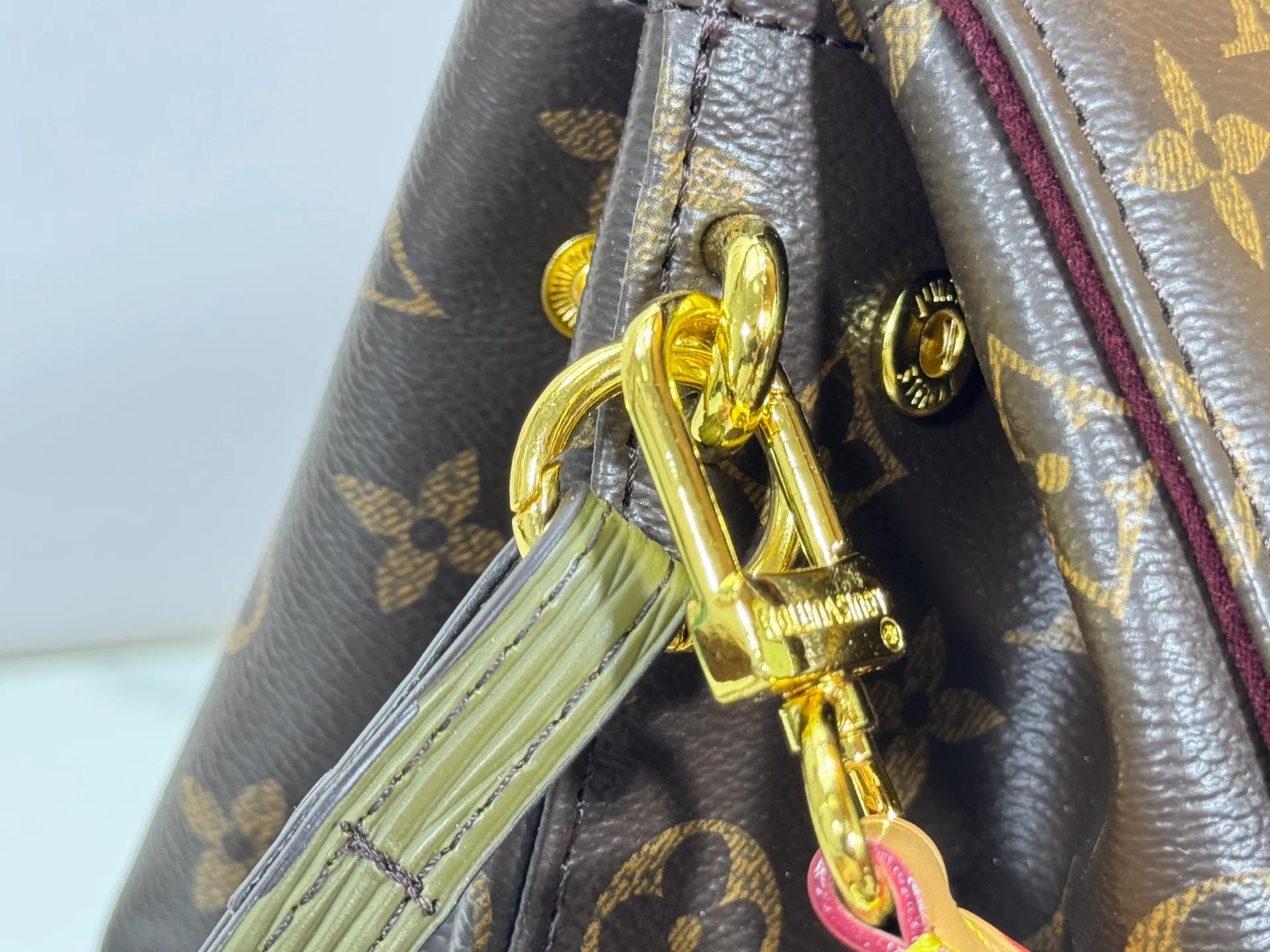 P300 Upgraded Original M14473 This Hide Away handbag is made of Monogram coated canvas, integrating clean lines with the brand's traditional elements, creating an excellent choice for both work and leisure. The metal padlock and Toron handles harken back to 1930s archival style, and a hidden interior compartment keeps valuables safe. Dimensions: 36.0 x 26.0 x 18.0 cm (length x height x width)
