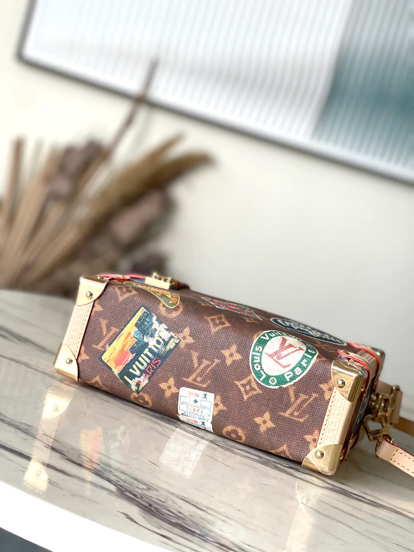 💰1180 Top Original Order M47085 This SideTrunk medium handbag was elegantly unveiled at the 2024 spring and summer fashion show. It is made of resin-lacquered cotton and linen blend to create a soft touch, inspired by the Monogram coated canvas of the brand's classic hard case. The hotel label pays tribute to Gaston-LoulsVuitton's exquisite collection, and the cowhide leather trim adds a traditional touch. Both handle and shoulder strap are removable. Dimensions: 21 × 14 × 6 cm