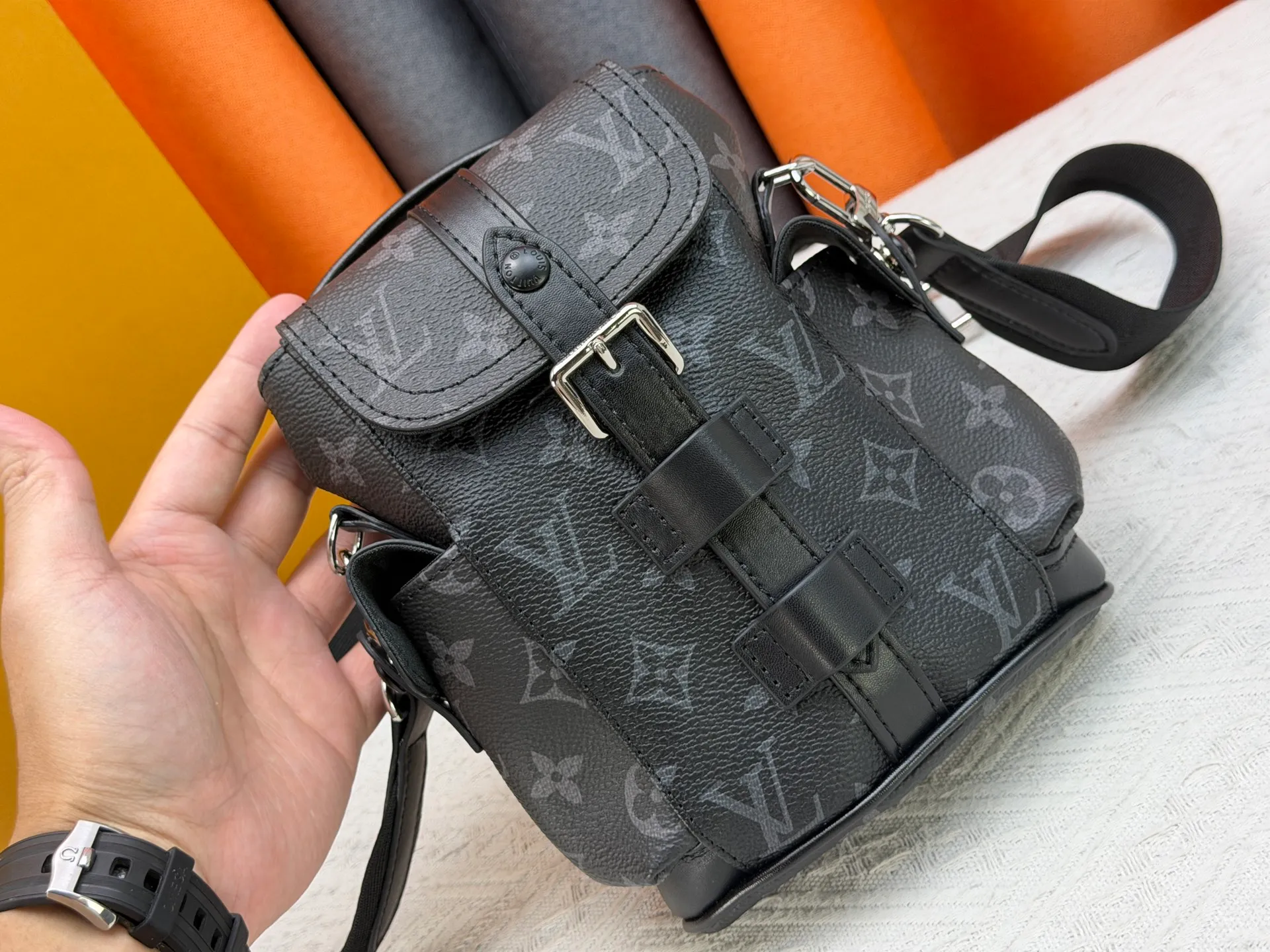 P220 Upgraded original version M82769 This Nano Christopher handbag cleverly condenses the essence of Louis Vuitton's classic Christopher backpack. The black floral black leather hijab backpack and shoulder bag oo[handshake][handshake] exquisitely reproduces the side pockets, spring buckle opening and closing and buckle details. The detachable shoulder strap and D-ring add cross-body wear or can be worn as a shoulder bag. Dimensions: 14 x 19 x 6 cm (length x height x width)