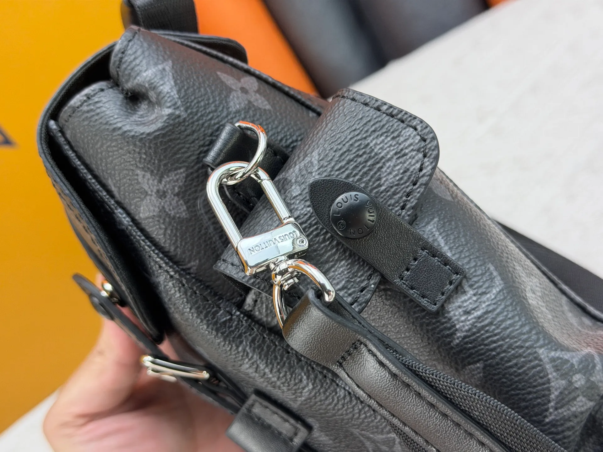 P220 Upgraded original version M82769 This Nano Christopher handbag cleverly condenses the essence of Louis Vuitton's classic Christopher backpack. The black floral black leather hijab backpack and shoulder bag oo[handshake][handshake] exquisitely reproduces the side pockets, spring buckle opening and closing and buckle details. The detachable shoulder strap and D-ring add cross-body wear or can be worn as a shoulder bag. Dimensions: 14 x 19 x 6 cm (length x height x width)