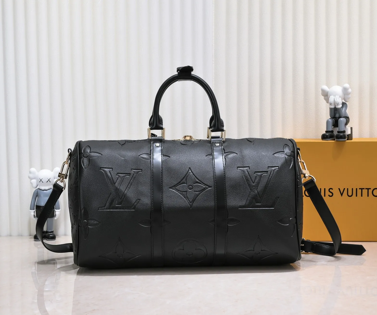 Batch 440💰N44810 45532 Upgraded version 45cm imported first-layer cowhide black embossed large flower travel bag N41416 45532 Keepall is a classic of the Louis Vuitton travel bag series. This large Keepall in Monogram is spacious and comes with a removable leather shoulder strap. 45x 27×20cm (Length x Height x Width) - Monogram natural cowhide leather binding - Double zipper closure - Leather handles - Detachable leather shoulder strap - Detachable leather ID holder - All steel hardware - With padlock