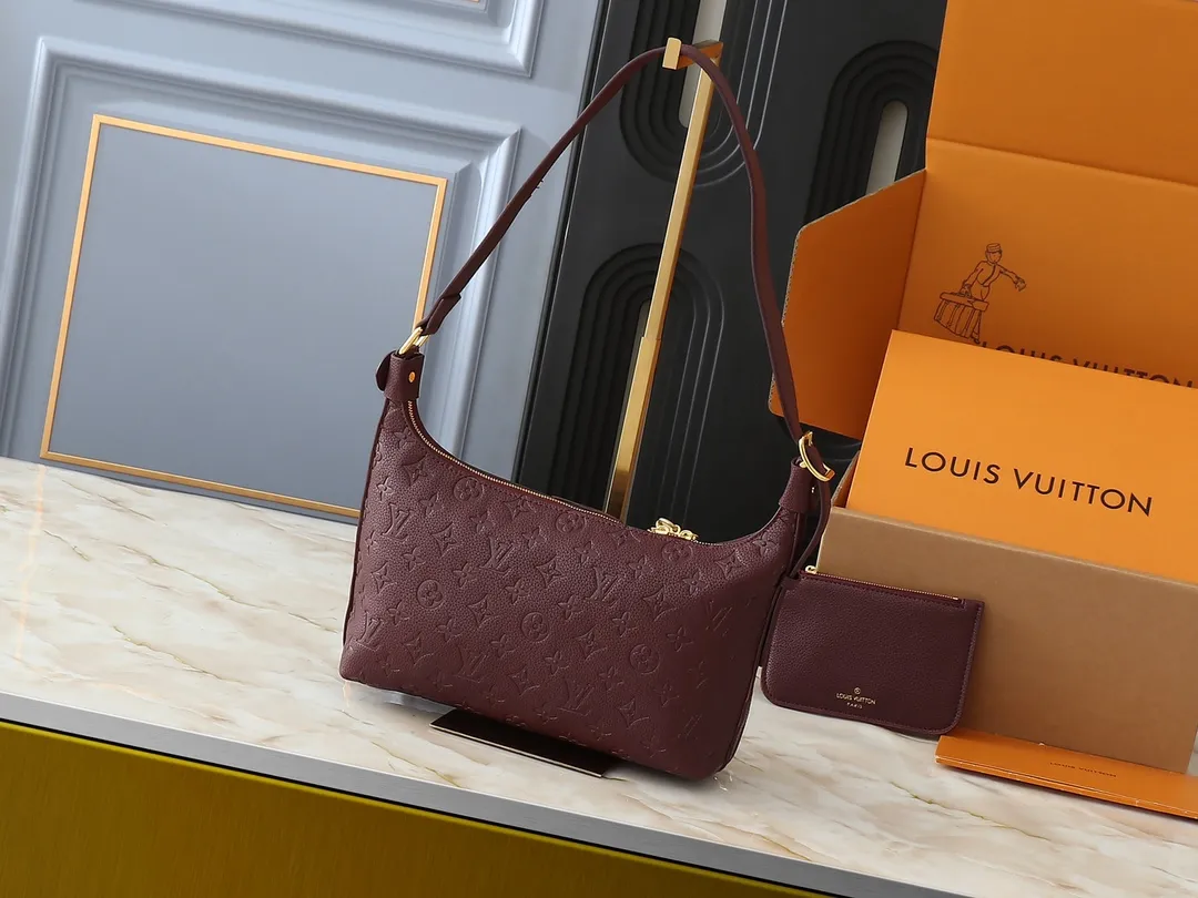 💰260💰Upgraded original M46610 M46609 M46674 This Sac Sport handbag is made of soft Monogram Empreinte embossed leather to create a curved outline, paying tribute to the brand's archive design with retro structure and exquisite details. Plenty of space makes it easy to carry your daily needs, and the adjustable handle allows for a variety of carrying methods. Dimensions: 27.0 x 22.0 x 10.5 cm (length x height x width)