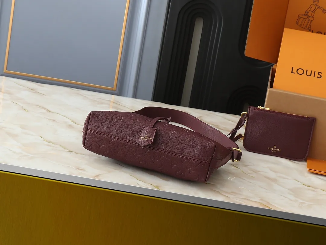 💰260💰Upgraded original M46610 M46609 M46674 This Sac Sport handbag is made of soft Monogram Empreinte embossed leather to create a curved outline, paying tribute to the brand's archive design with retro structure and exquisite details. Plenty of space makes it easy to carry your daily needs, and the adjustable handle allows for a variety of carrying methods. Dimensions: 27.0 x 22.0 x 10.5 cm (length x height x width)