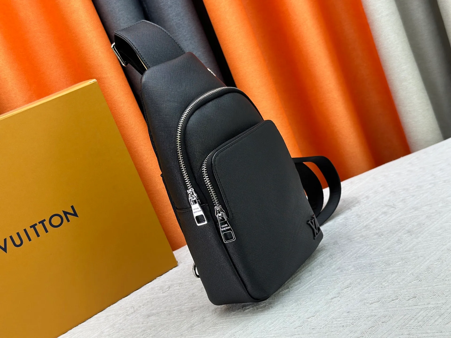 P300 latest style ＜LV＞men's 👮chest bag💯hot shipment❗️(actual photo taken📷no added effects) original imported first-layer cowhide 👍intimately designed headphone cable drilling, using special hardware. Original lining💪senior tailor ✂️unique casual high-end style🙌Model: 1047, M46344 Color: black. Size: 30×17×5cm