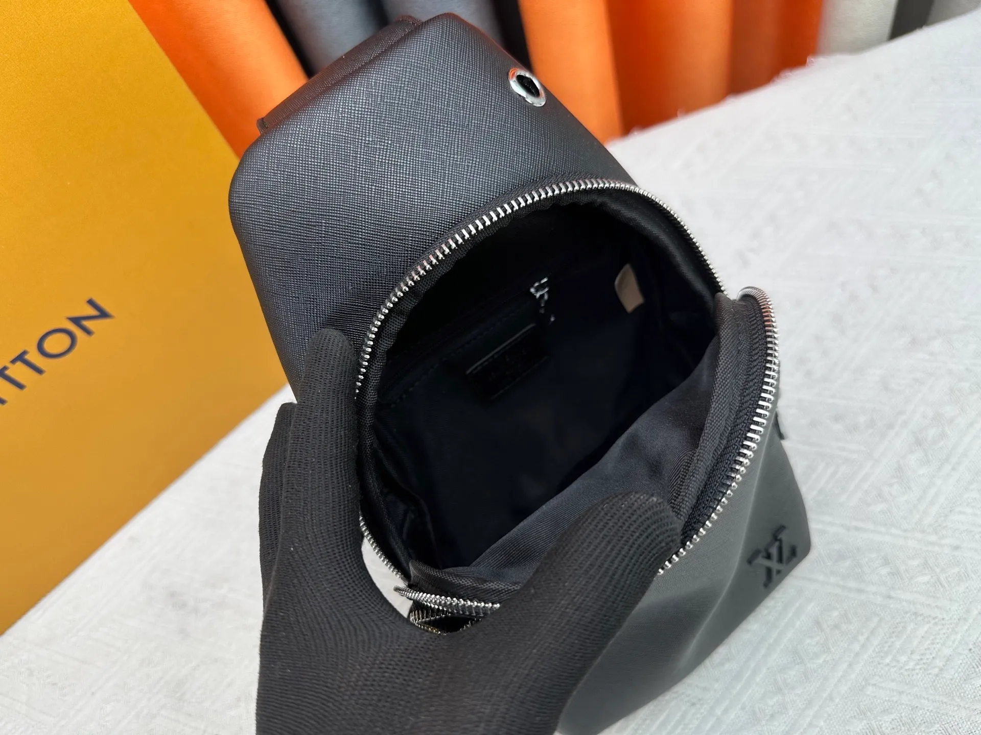 P300 latest style ＜LV＞men's 👮chest bag💯hot shipment❗️(actual photo taken📷no added effects) original imported first-layer cowhide 👍intimately designed headphone cable drilling, using special hardware. Original lining💪senior tailor ✂️unique casual high-end style🙌Model: 1047, M46344 Color: black. Size: 30×17×5cm