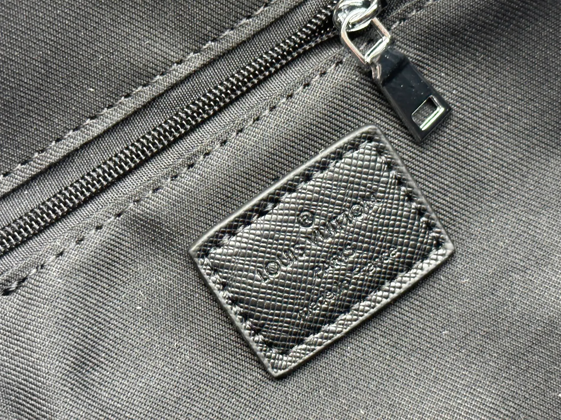 P300 latest style ＜LV＞men's 👮chest bag💯hot shipment❗️(actual photo taken📷no added effects) original imported first-layer cowhide 👍intimately designed headphone cable drilling, using special hardware. Original lining💪senior tailor ✂️unique casual high-end style🙌Model: 1047, M46344 Color: black. Size: 30×17×5cm