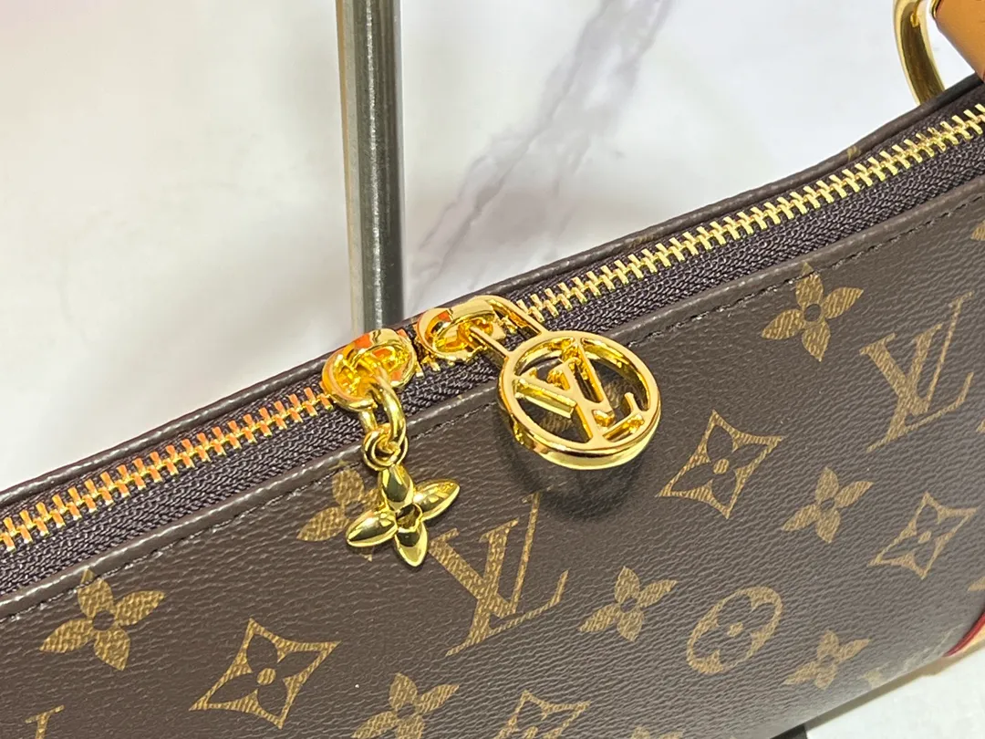 Batch 220💰Upgraded original M12174 This Pochette Sèvres belongs to the LV ski collection and is ready to shine in a "shiny" gun metal tone. It's crafted from signature Monogram Empreinte leather with pale gold hardware for an elegant contrast. The double zip closure features two pendants, one depicting an LV ring and the other displaying a crystal-embellished Monogram flower. Think of it as the perfect après-ski bag. Dimensions: 25 x 13 x 5 cm (length x height x width)