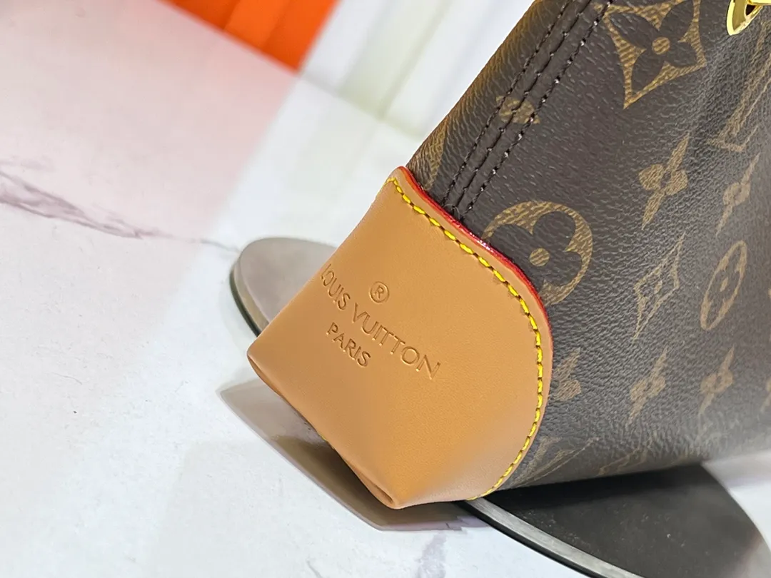 Batch 220💰Upgraded original M12174 This Pochette Sèvres belongs to the LV ski collection and is ready to shine in a "shiny" gun metal tone. It's crafted from signature Monogram Empreinte leather with pale gold hardware for an elegant contrast. The double zip closure features two pendants, one depicting an LV ring and the other displaying a crystal-embellished Monogram flower. Think of it as the perfect après-ski bag. Dimensions: 25 x 13 x 5 cm (length x height x width)
