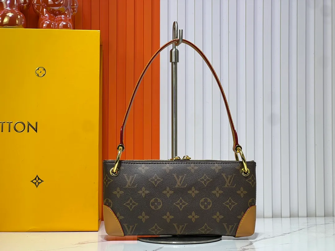 Batch 220💰Upgraded original M12174 This Pochette Sèvres belongs to the LV ski collection and is ready to shine in a "shiny" gun metal tone. It's crafted from signature Monogram Empreinte leather with pale gold hardware for an elegant contrast. The double zip closure features two pendants, one depicting an LV ring and the other displaying a crystal-embellished Monogram flower. Think of it as the perfect après-ski bag. Dimensions: 25 x 13 x 5 cm (length x height x width)