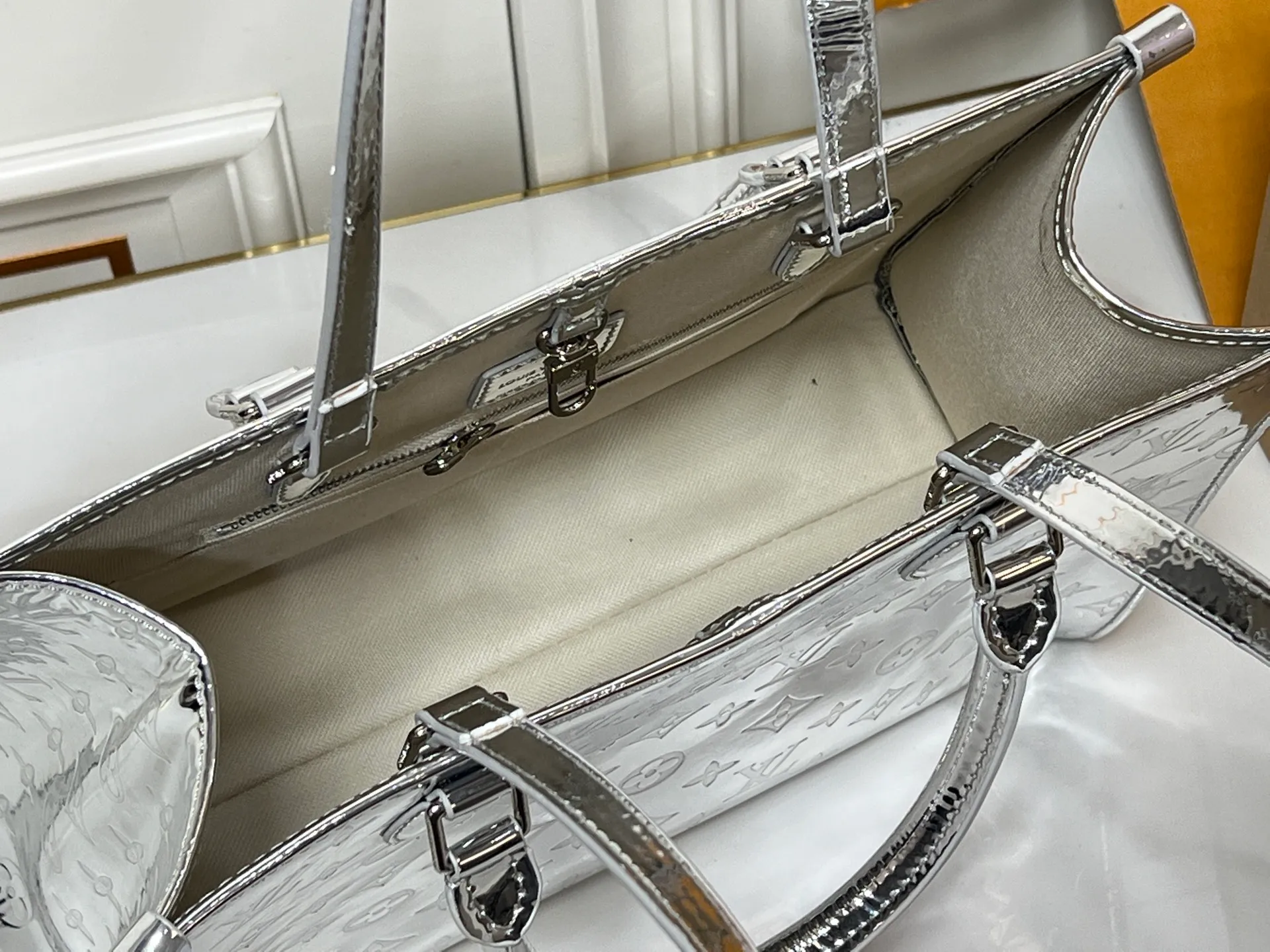 Batch 280💰M45039 M26373 This OnTheGo medium handbag joins the LVSki series in the Monogram Miroir version. Laminated canvas ensures durability. The Silver tone and matching metal pieces create a gleaming look. Built-in pockets can store daily necessities such as small books. Dimensions: 34x27x14