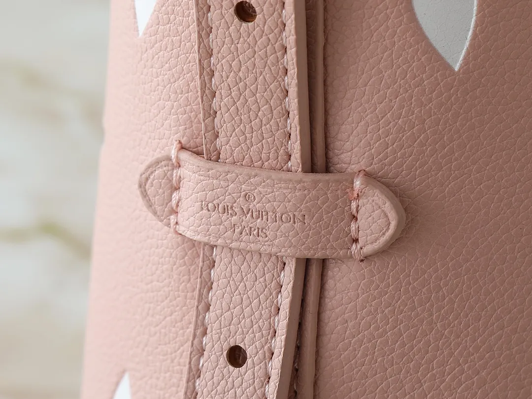 💰240💰Upgraded from the original M24141 M46288 M46293 M46277 M46298 M46203 CarryAll small handbag is made of Mono gram Empreinte embossed leather. It has a generous structure and a neat inner layer. The large inner bag adds functional elements. Comes with a Monogram embossed zipper clutch secured by a leather strap. A personal companion for urban life. Dimensions 29 x 24 x 12 cm (length x height x width)