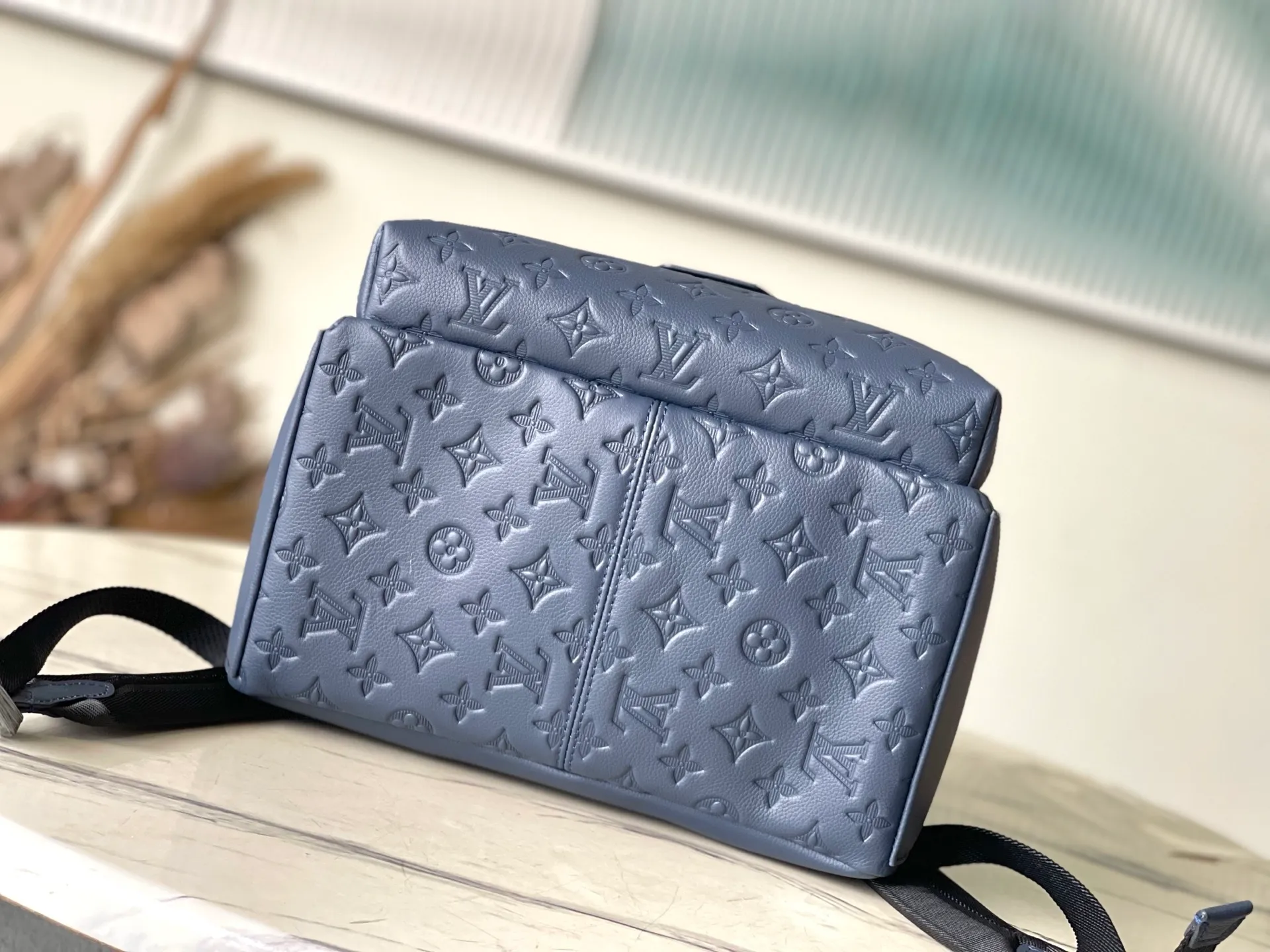 💰1140 (top layer leather) top original M14884 full leather This Discovery backpack is made of Monogram embossed cow leather to create a soft and close-fitting structure, supplemented by the calm atmosphere of metal parts. The outer bag makes it easy to access and store accompanying items, while the inner bag allows for orderly storage. Dimensions: 29 x 38 x 20 cm