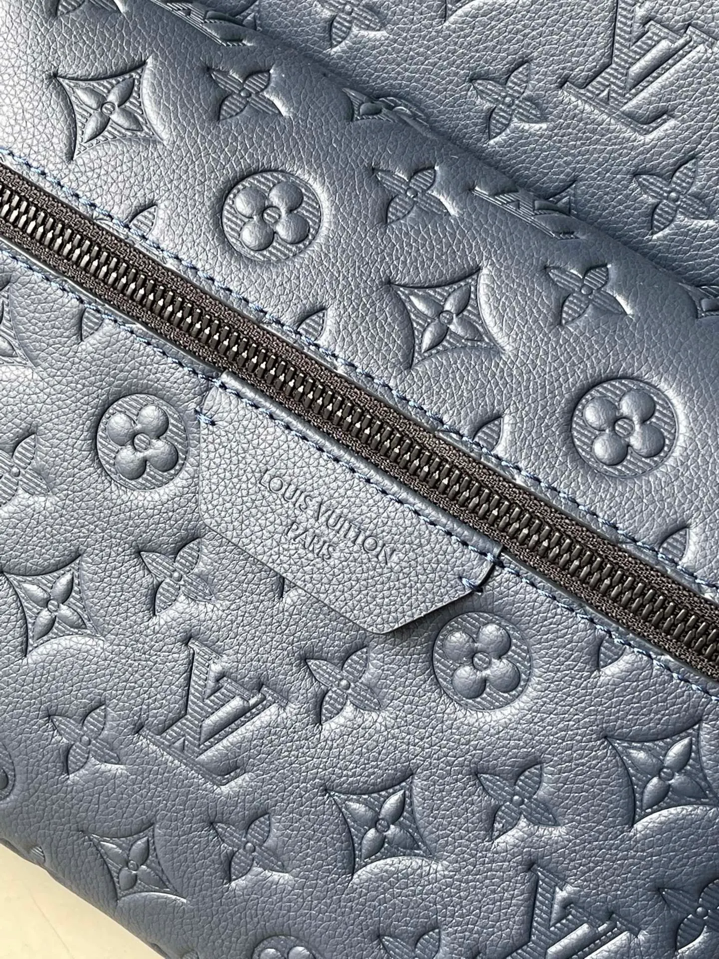 💰1140 (top layer leather) top original M14884 full leather This Discovery backpack is made of Monogram embossed cow leather to create a soft and close-fitting structure, supplemented by the calm atmosphere of metal parts. The outer bag makes it easy to access and store accompanying items, while the inner bag allows for orderly storage. Dimensions: 29 x 38 x 20 cm