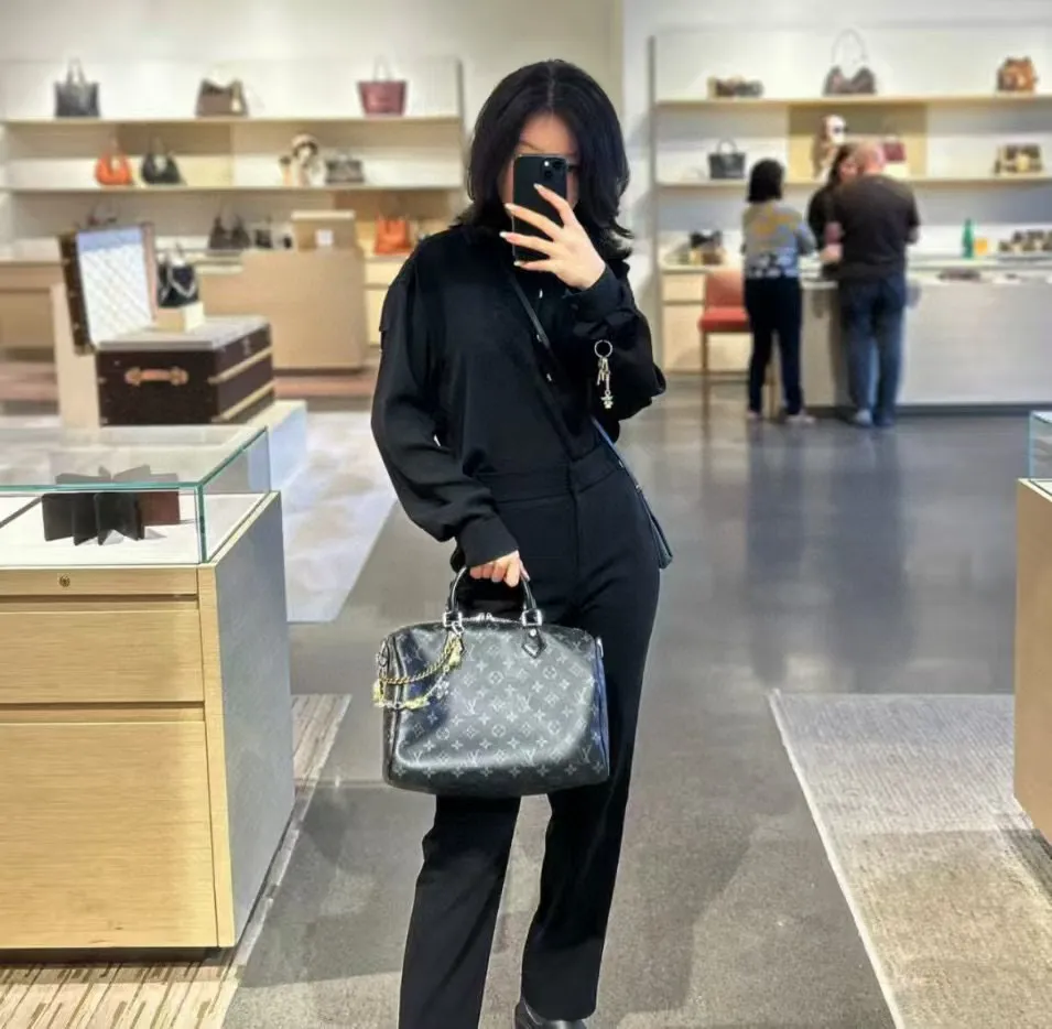 Batch 320💰M15102 black flower M15107 presbyopia M15108 dune white This Speedy Soft 30 handbag comes from the LV Ski series and uses Monogram Eclipse canvas to renew the classic design. Double chains, a pleated leather key fob and a signature padlock add to the luxe details, and it's just the right size to hold a tablet and other everyday essentials.  21 x 17 x 30 cm (H x W x L) Monogram Eclipse pattern Coated canvas Cow leather trim Grained cow leather lining Glossy and shiny hardware Double zipper closure Internal zip pocket Detachable double chain Key case Holds 9" tablet, 6.7" smartphone, headphones, Zippy wallet, keys, sunglasses and lipstick Shoulder strap: removable, non-adjustable Strap half length: 24.0 cm Handle: double handle