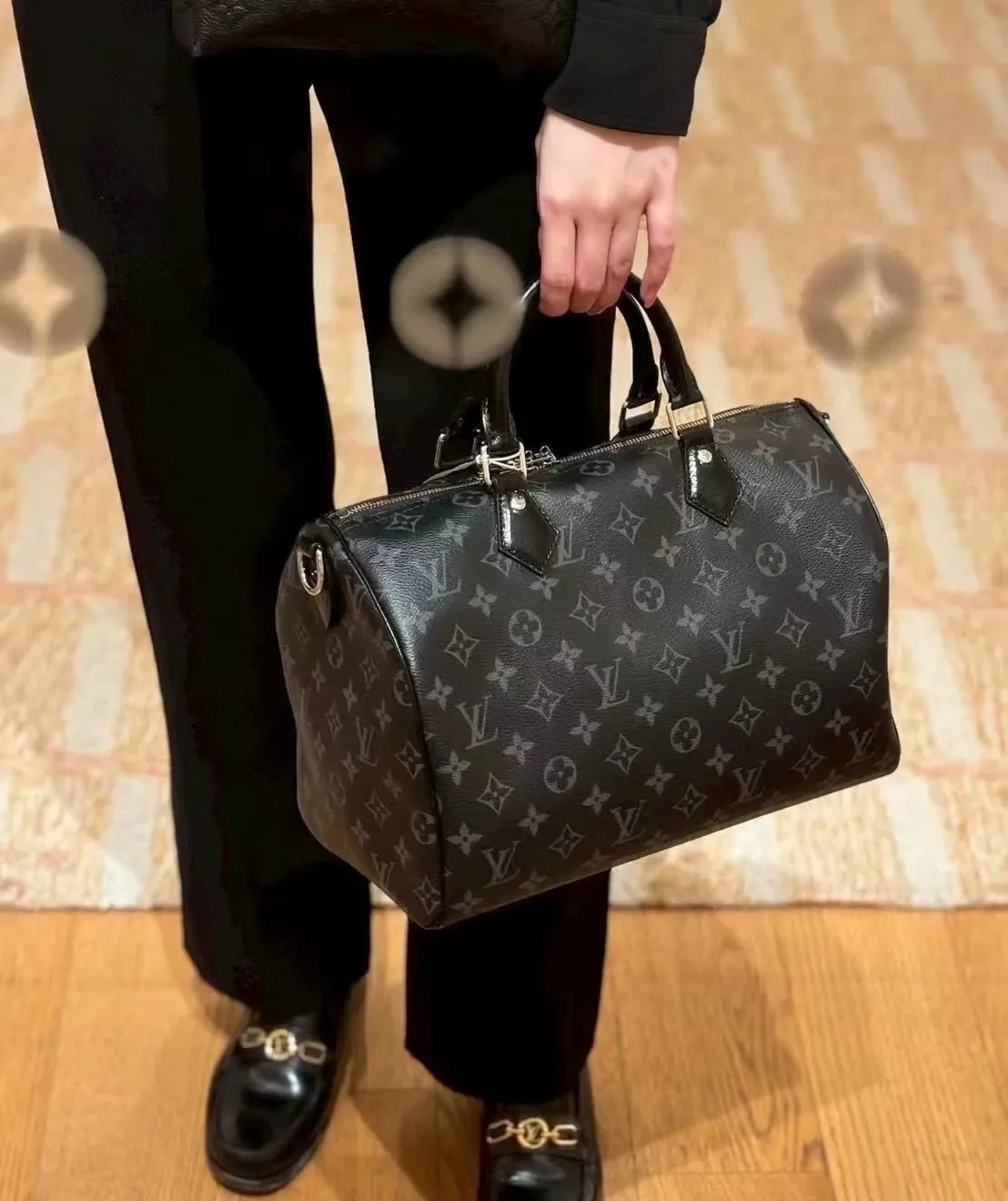 Batch 320💰M15102 black flower M15107 presbyopia M15108 dune white This Speedy Soft 30 handbag comes from the LV Ski series and uses Monogram Eclipse canvas to renew the classic design. Double chains, a pleated leather key fob and a signature padlock add to the luxe details, and it's just the right size to hold a tablet and other everyday essentials.  21 x 17 x 30 cm (H x W x L) Monogram Eclipse pattern Coated canvas Cow leather trim Grained cow leather lining Glossy and shiny hardware Double zipper closure Internal zip pocket Detachable double chain Key case Holds 9" tablet, 6.7" smartphone, headphones, Zippy wallet, keys, sunglasses and lipstick Shoulder strap: removable, non-adjustable Strap half length: 24.0 cm Handle: double handle