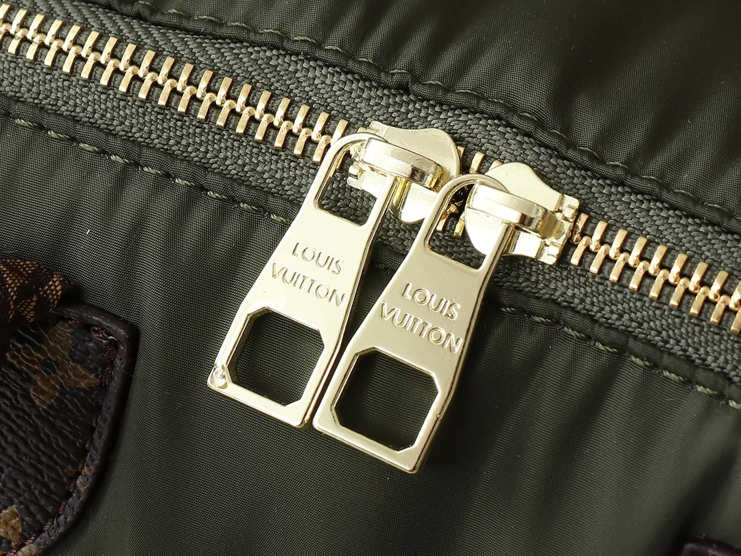 💰240💰Upgraded from the original M21061 M20937 M59008 This LV Pillow Speedy Bandoulière 25 handbag injects a cool attitude into the brand’s classic configuration. Recycled padded nylon has a matte sheen, with Monogram embroidery and Mini Monogram canvas trim. The top handle and shoulder strap are both padded, making it softer, warmer and more comfortable to carry. Dimensions: 25.0 x 19.0 x 15.0 cm (length x height x width)