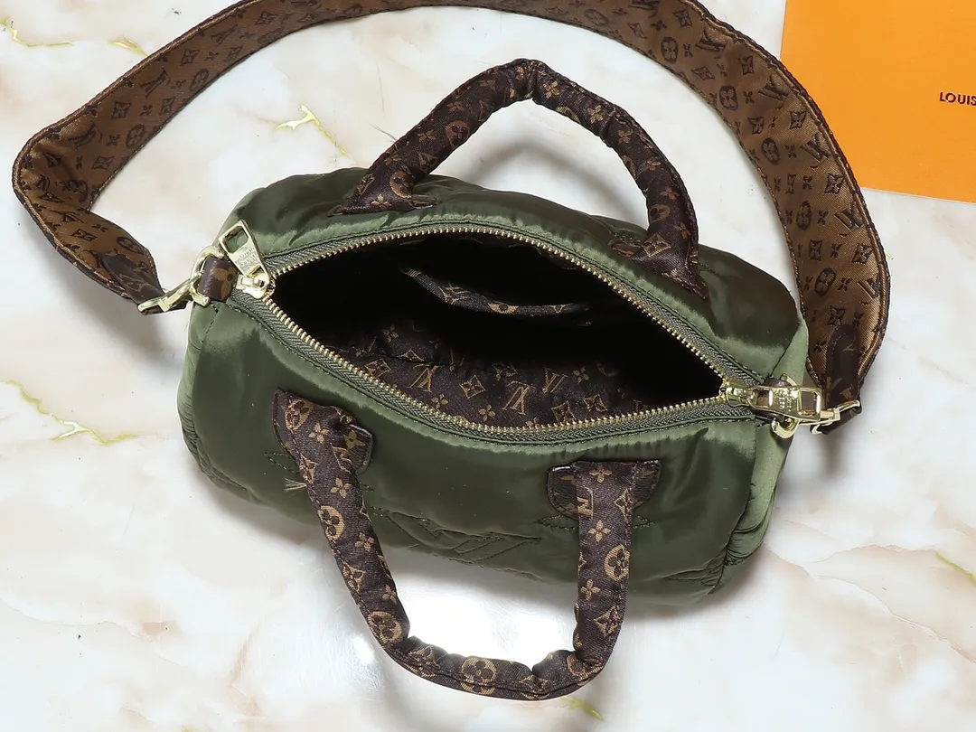 💰240💰Upgraded from the original M21061 M20937 M59008 This LV Pillow Speedy Bandoulière 25 handbag injects a cool attitude into the brand’s classic configuration. Recycled padded nylon has a matte sheen, with Monogram embroidery and Mini Monogram canvas trim. The top handle and shoulder strap are both padded, making it softer, warmer and more comfortable to carry. Dimensions: 25.0 x 19.0 x 15.0 cm (length x height x width)