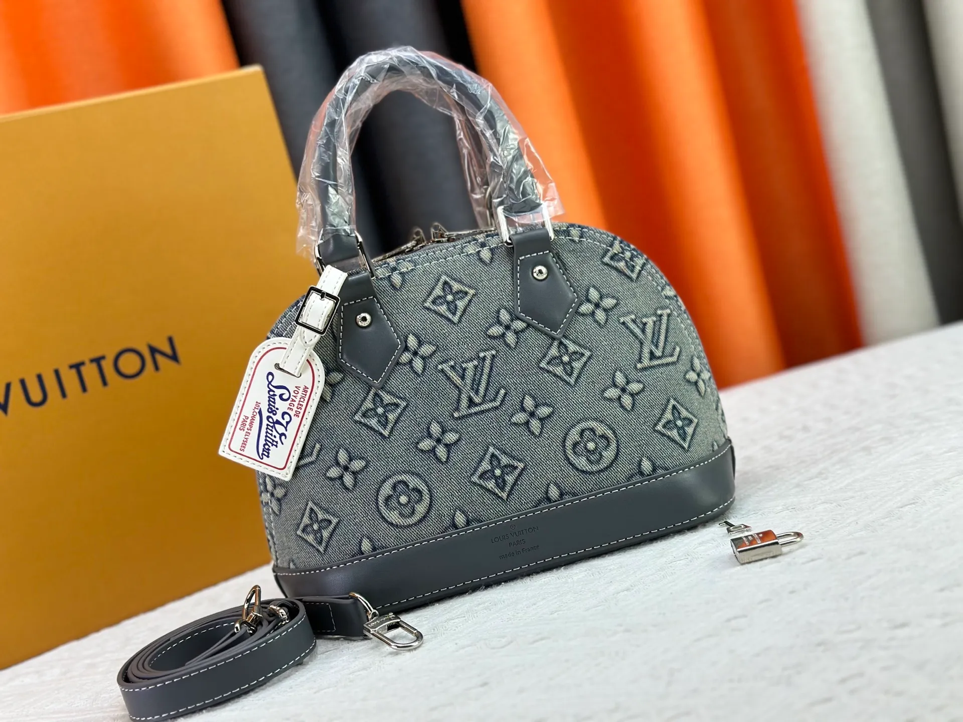 P360 Upgraded version of embossed denim M53152 This charming Alma BB handbag is derived from the classic Louis Vuitton bag designed in 1934. Iconic elements give this Monogram canvas bag a classic elegance: padlock and key charm, Toron handle and refined leather key holder. Features a detachable shoulder strap for cross-body wear. Dimensions: 23.5 x 17.5 x 11.5 cm (length x height x width)