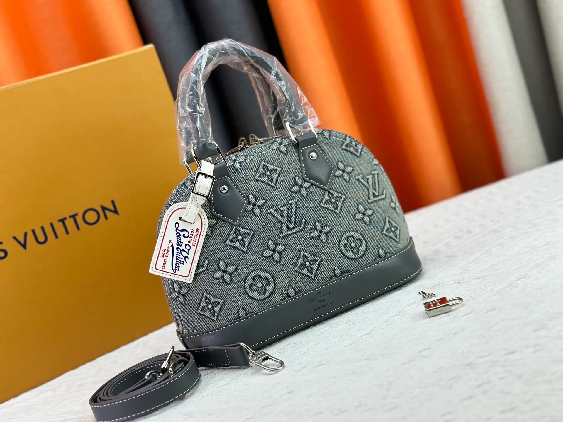 P360 Upgraded version of embossed denim M53152 This charming Alma BB handbag is derived from the classic Louis Vuitton bag designed in 1934. Iconic elements give this Monogram canvas bag a classic elegance: padlock and key charm, Toron handle and refined leather key holder. Features a detachable shoulder strap for cross-body wear. Dimensions: 23.5 x 17.5 x 11.5 cm (length x height x width)