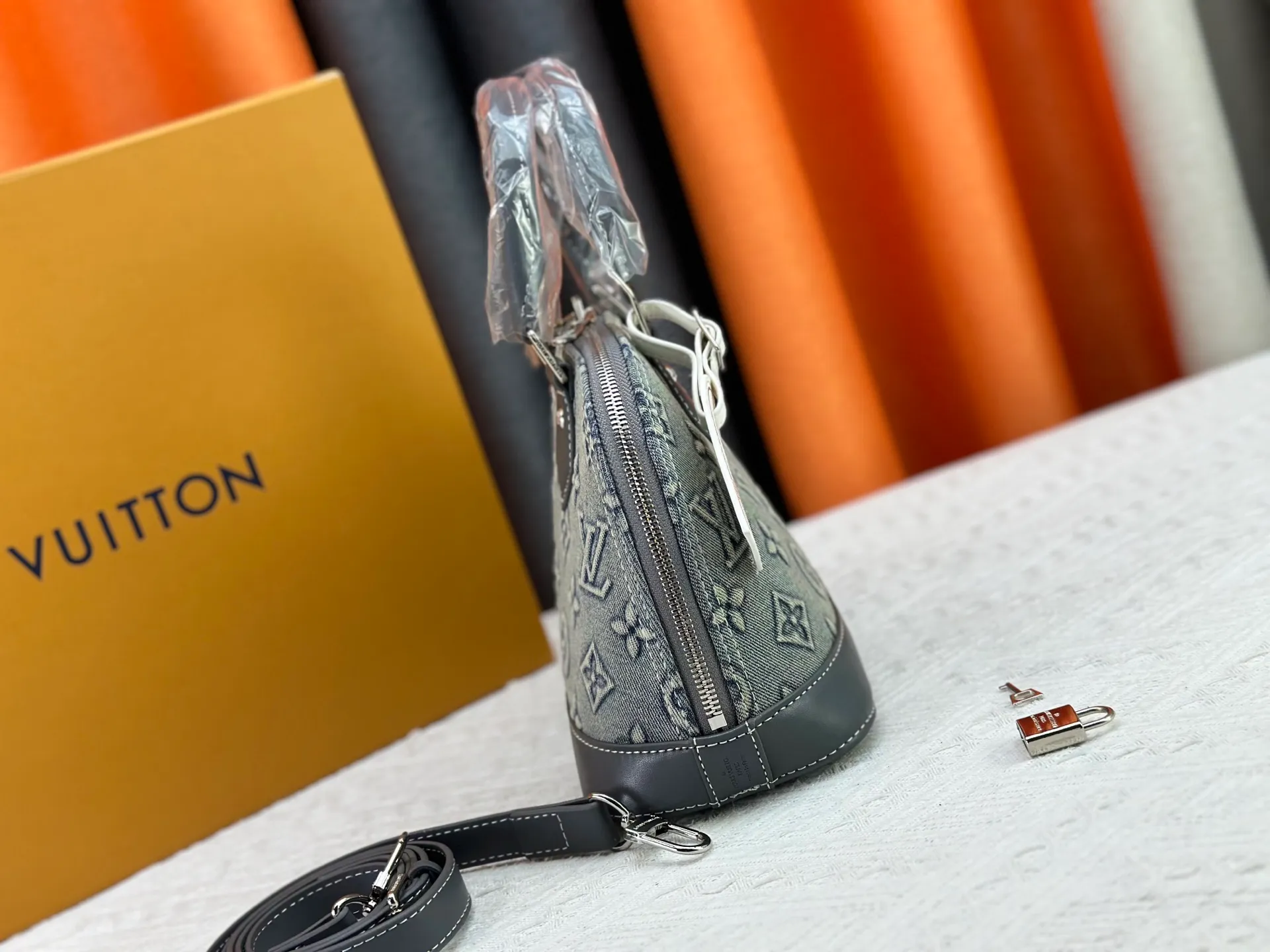 P360 Upgraded version of embossed denim M53152 This charming Alma BB handbag is derived from the classic Louis Vuitton bag designed in 1934. Iconic elements give this Monogram canvas bag a classic elegance: padlock and key charm, Toron handle and refined leather key holder. Features a detachable shoulder strap for cross-body wear. Dimensions: 23.5 x 17.5 x 11.5 cm (length x height x width)