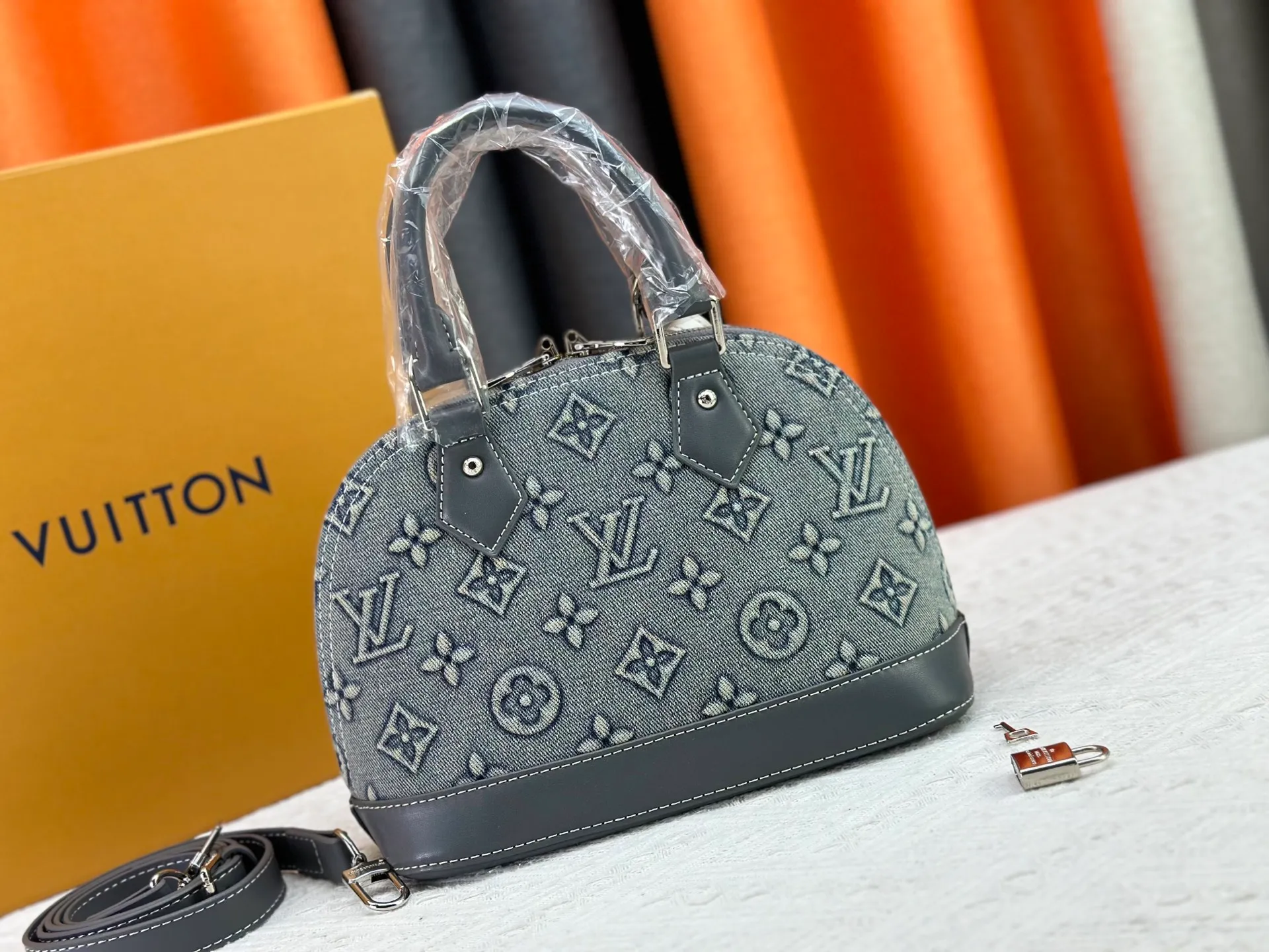 P360 Upgraded version of embossed denim M53152 This charming Alma BB handbag is derived from the classic Louis Vuitton bag designed in 1934. Iconic elements give this Monogram canvas bag a classic elegance: padlock and key charm, Toron handle and refined leather key holder. Features a detachable shoulder strap for cross-body wear. Dimensions: 23.5 x 17.5 x 11.5 cm (length x height x width)