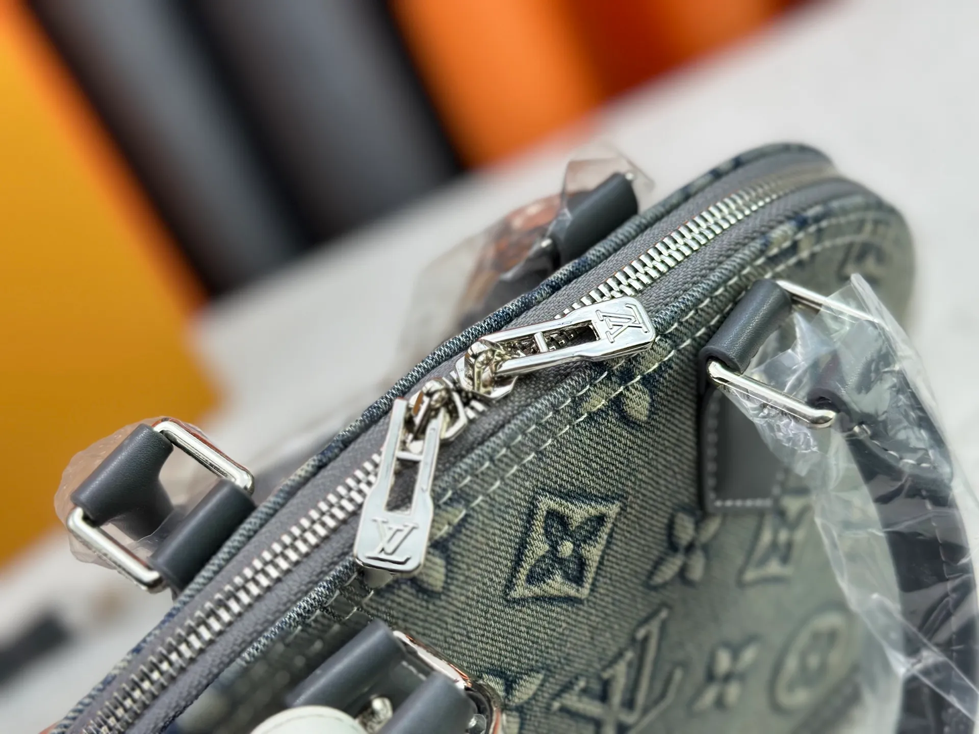 P360 Upgraded version of embossed denim M53152 This charming Alma BB handbag is derived from the classic Louis Vuitton bag designed in 1934. Iconic elements give this Monogram canvas bag a classic elegance: padlock and key charm, Toron handle and refined leather key holder. Features a detachable shoulder strap for cross-body wear. Dimensions: 23.5 x 17.5 x 11.5 cm (length x height x width)
