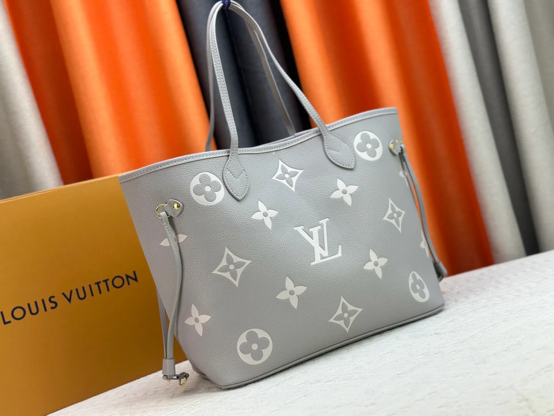 P220 upgraded original M13758 M14210 M45686 M46649 M58907 M46329 M21579 M45685 M46676 M40995 This Neverfull medium handbag uses embossing and printing processes to depict the Monogram pattern on the cow leather. Tighten the side straps and the tote instantly transforms into an elegant urban handbag; the long handle makes it easy to carry over the shoulder or elbow. 31.0 x 28.0 x 14.0 cm (length x height x width)