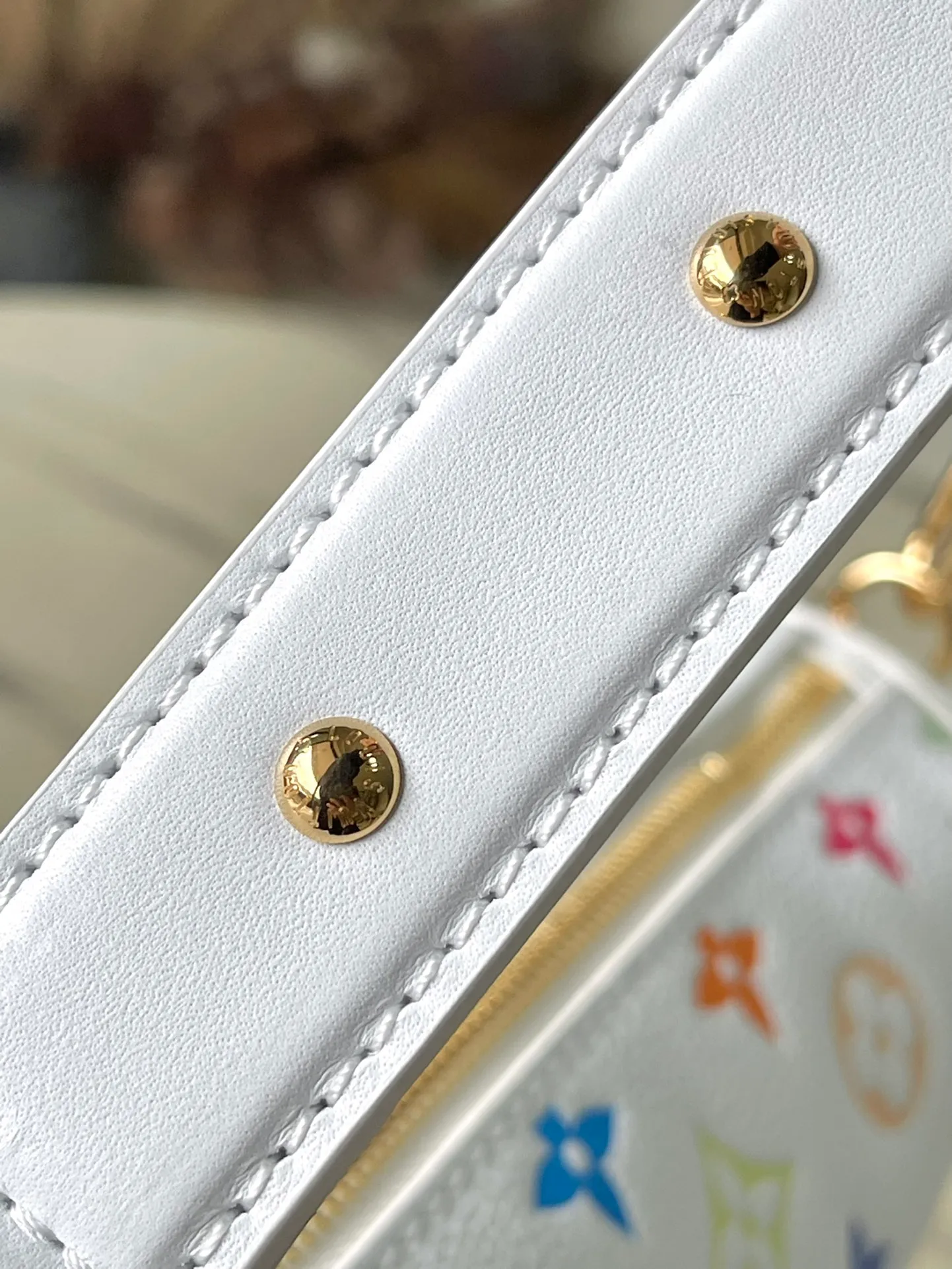 💰1300 (top-grain leather) Top original order M14046 This medium-sized Side Trunk handbag uses a humorous Monogram pattern to express the smart style of the x Murakami Takashi reissue series. It is made of soft cow leather with reinforced metal corners and the iconic S-lock lock, which can easily accommodate daily needs. The square shape is a nod to the brand's classic luggage, and the removable studded handle and shoulder strap allow for flexible carrying. Dimensions: 23.5 × 16 × 8.5 cm