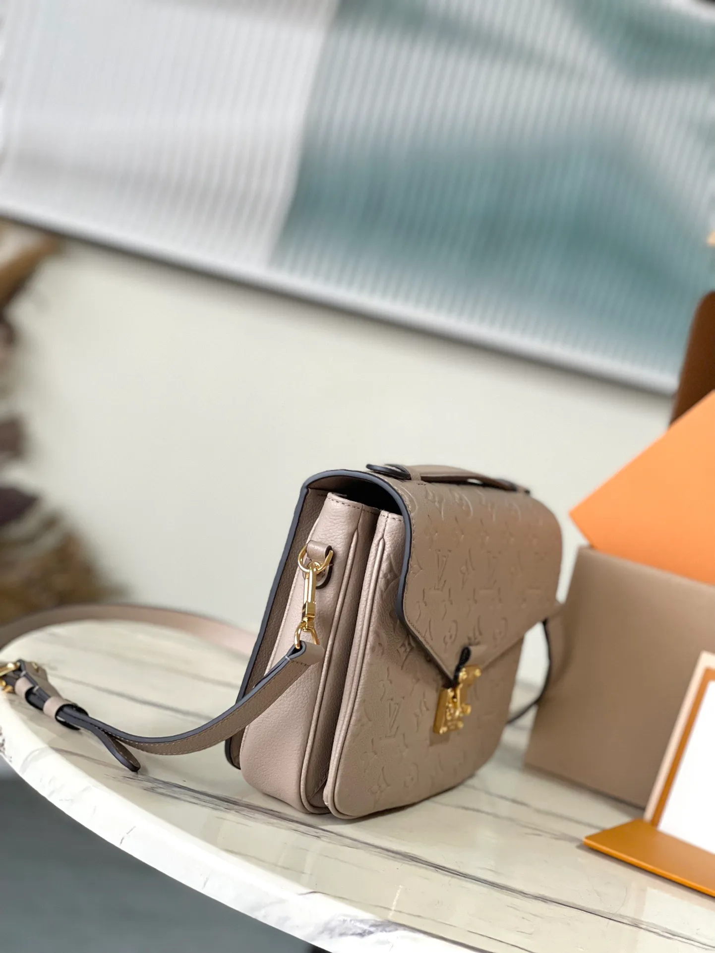 💰1040 (top layer leather) top original order M44881 supports counter inspection. The photo taken of duty-free goods is consistent with the product without opening the packaging. This product is an exclusive duty-free product in the market and is the highest-end product. Inspection is supported. This product has passed strict inspection and is flawless. Please wear gloves when touching the product. This product is not returnable or exchangeable. Please confirm the product first and then remove the label on the handle. This product is temporarily not open to the public, only regular customers, and is in short supply. Dimensions: 25 x 17 x 7 cm