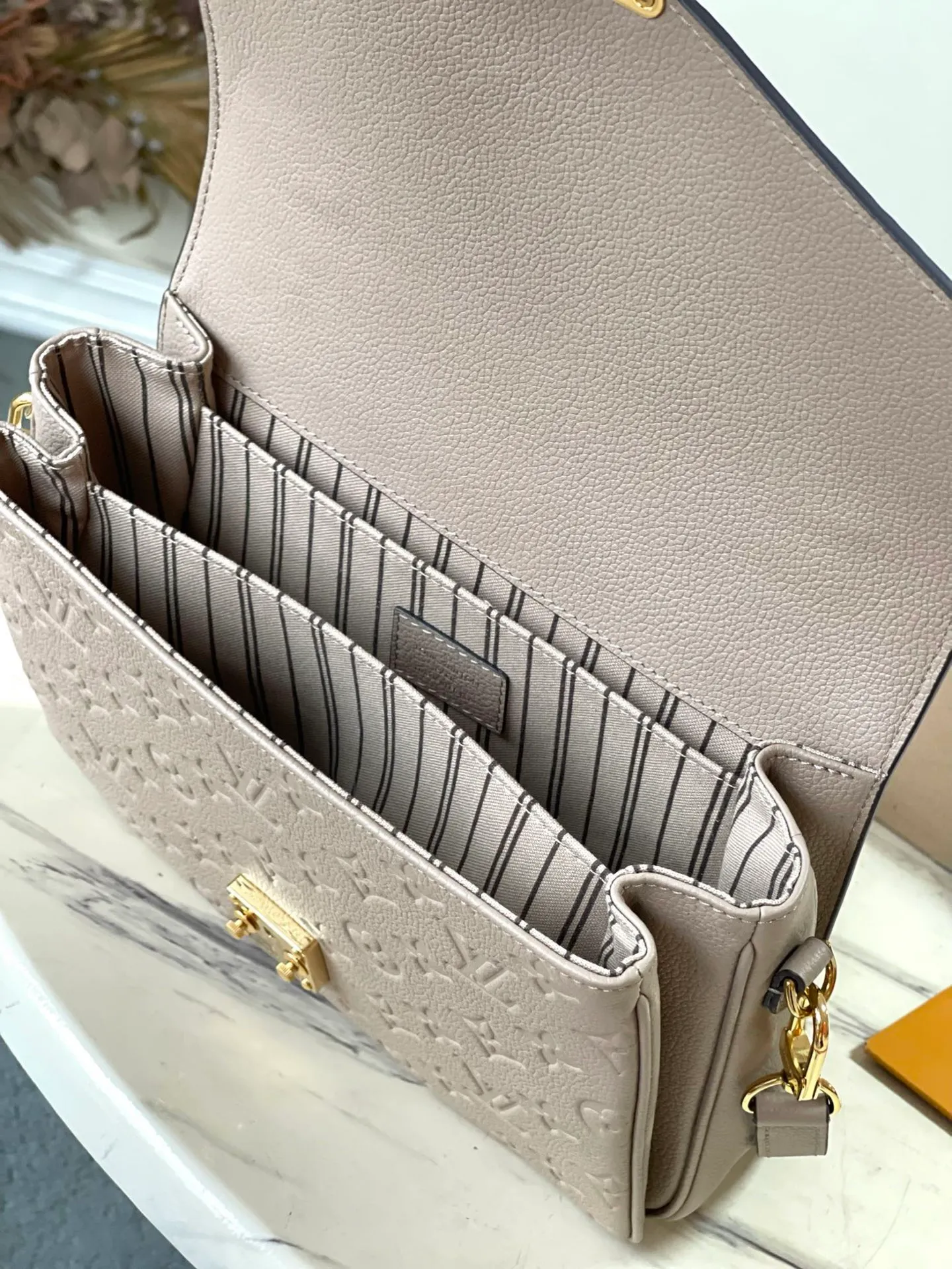 💰1040 (top layer leather) top original order M44881 supports counter inspection. The photo taken of duty-free goods is consistent with the product without opening the packaging. This product is an exclusive duty-free product in the market and is the highest-end product. Inspection is supported. This product has passed strict inspection and is flawless. Please wear gloves when touching the product. This product is not returnable or exchangeable. Please confirm the product first and then remove the label on the handle. This product is temporarily not open to the public, only regular customers, and is in short supply. Dimensions: 25 x 17 x 7 cm