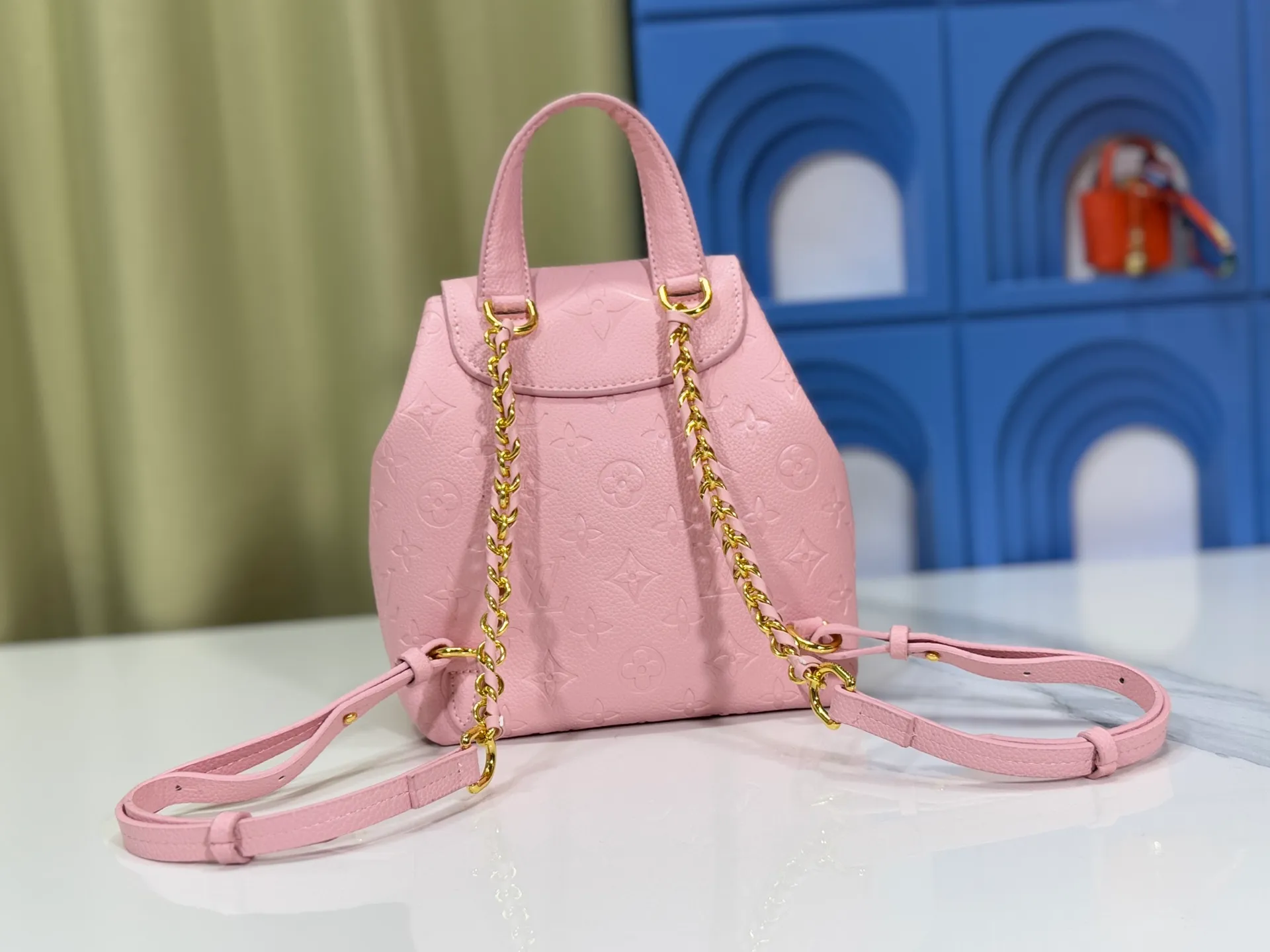 P260 Upgraded original M12987 M47074 M47072 M47106 This Backup backpack reinterprets the fresh tones of the LV Milky Way series with soft touches, using Monogram Empreinte leather with elegant metal hardware. Multiple pockets designed to easily store large wallets and travel essentials. Dimensions: 20.0 x 22.0 x 14.0 cm (length x height x width)